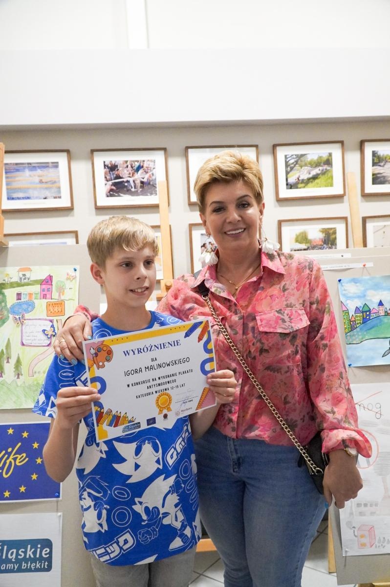 Zdjęcie w galerii na portalu naszraciborz.pl: Nagrodzono najlepsze prace w konkursie na wykonanie plakatu antysmogowego wiadomości z regionu