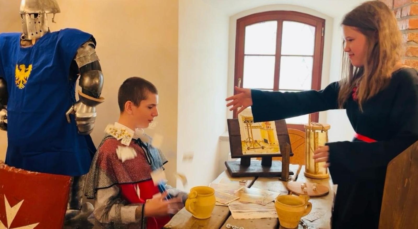 Zdjęcie w galerii na portalu naszraciborz.pl: Filmołaki. Zamek Piastowski zamienił się w plener filmowy wiadomości z regionu