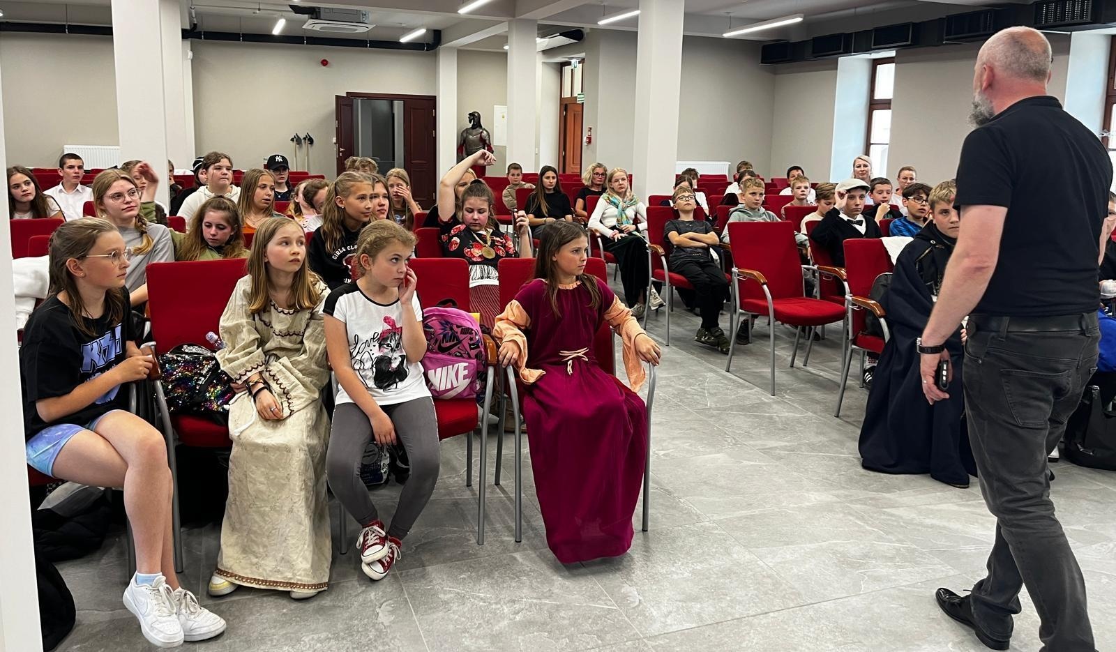 Zdjęcie w galerii na portalu naszraciborz.pl: Filmołaki. Zamek Piastowski zamienił się w plener filmowy wiadomości z regionu