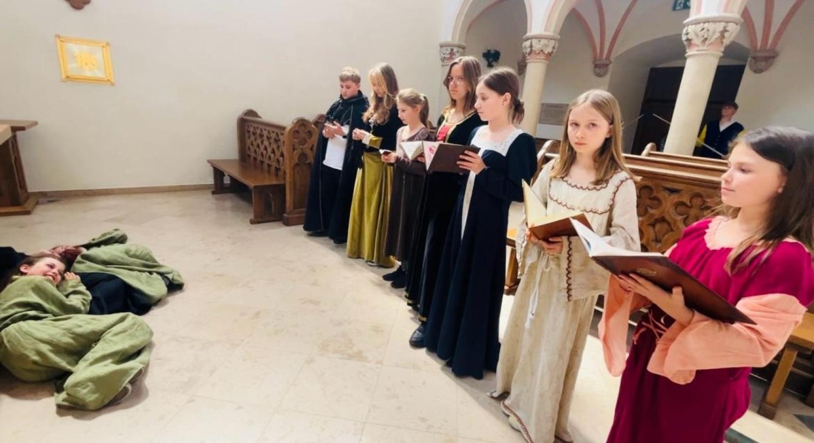 Zdjęcie w galerii na portalu naszraciborz.pl: Filmołaki. Zamek Piastowski zamienił się w plener filmowy wiadomości z regionu