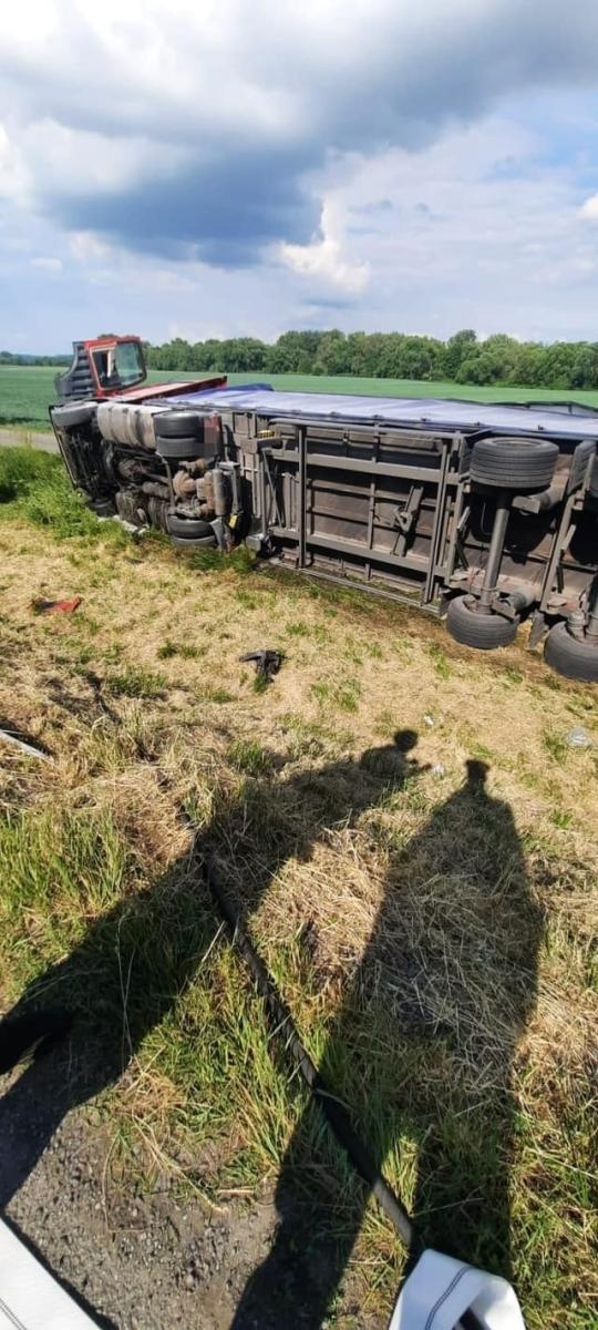 Zdjęcie w galerii na portalu naszraciborz.pl: Ciężarowy mercedes dachował przy DK 78 w Chałupkach wiadomości z regionu