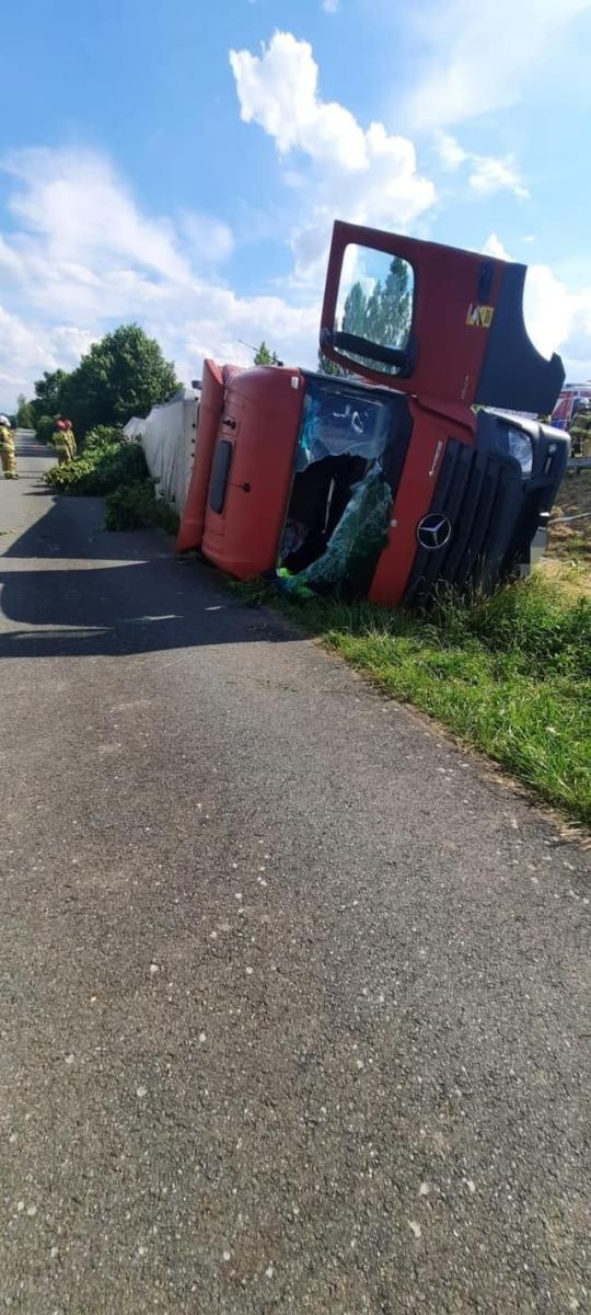Zdjęcie w galerii na portalu naszraciborz.pl: Ciężarowy mercedes dachował przy DK 78 w Chałupkach wiadomości z regionu