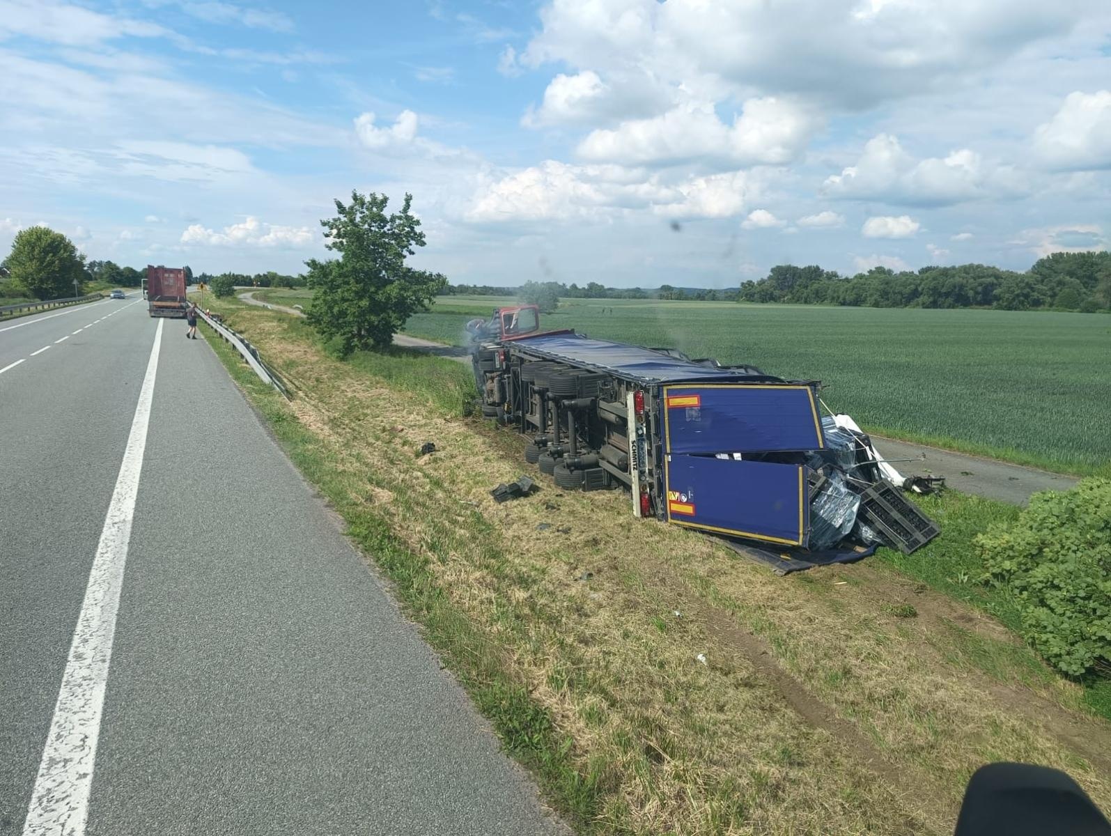 Zdjęcie w galerii na portalu naszraciborz.pl: Ciężarowy mercedes dachował przy DK 78 w Chałupkach wiadomości z regionu