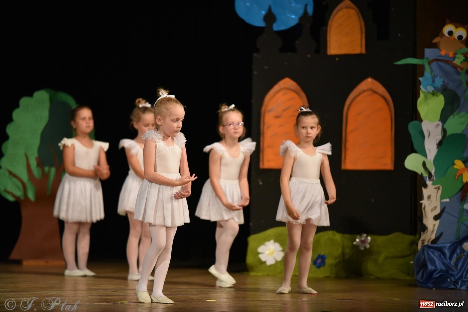 Zdjęcie w galerii na portalu naszraciborz.pl: Królewna Śnieżka na 50. urodziny Przedszkola nr 11 wiadomości z regionu