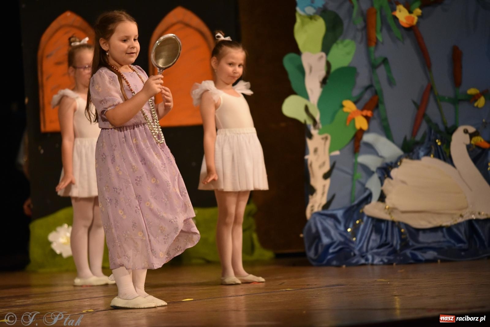 Zdjęcie w galerii na portalu naszraciborz.pl: Królewna Śnieżka na 50. urodziny Przedszkola nr 11 wiadomości z regionu