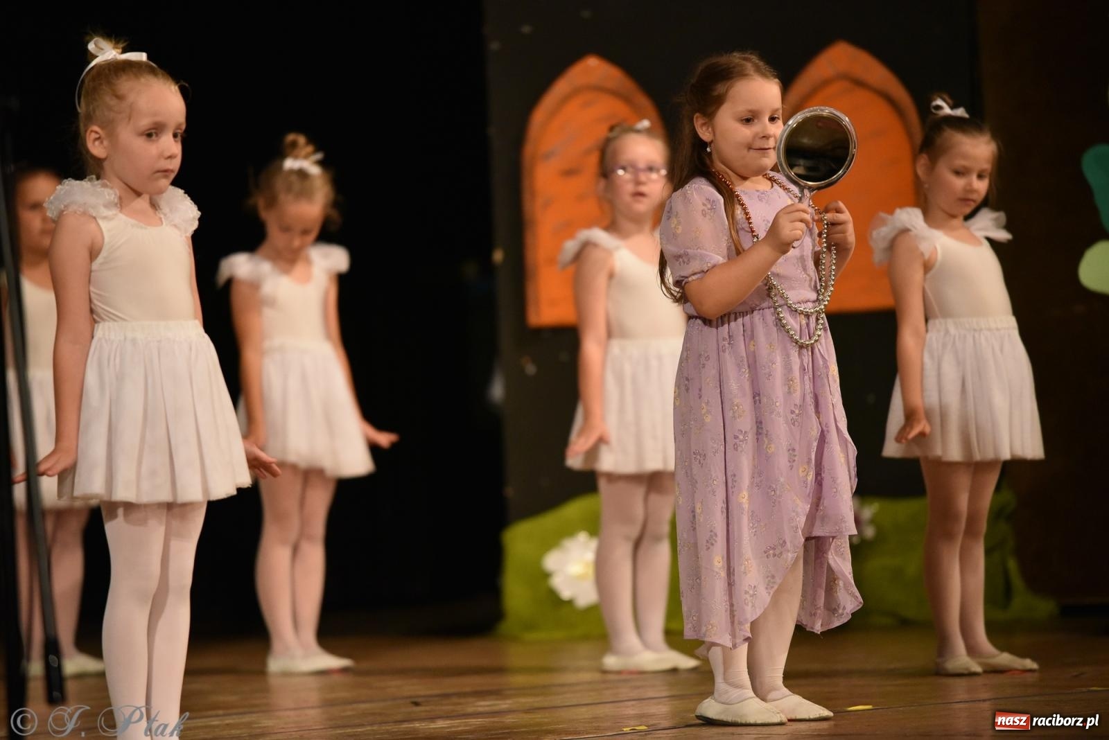 Zdjęcie w galerii na portalu naszraciborz.pl: Królewna Śnieżka na 50. urodziny Przedszkola nr 11 wiadomości z regionu