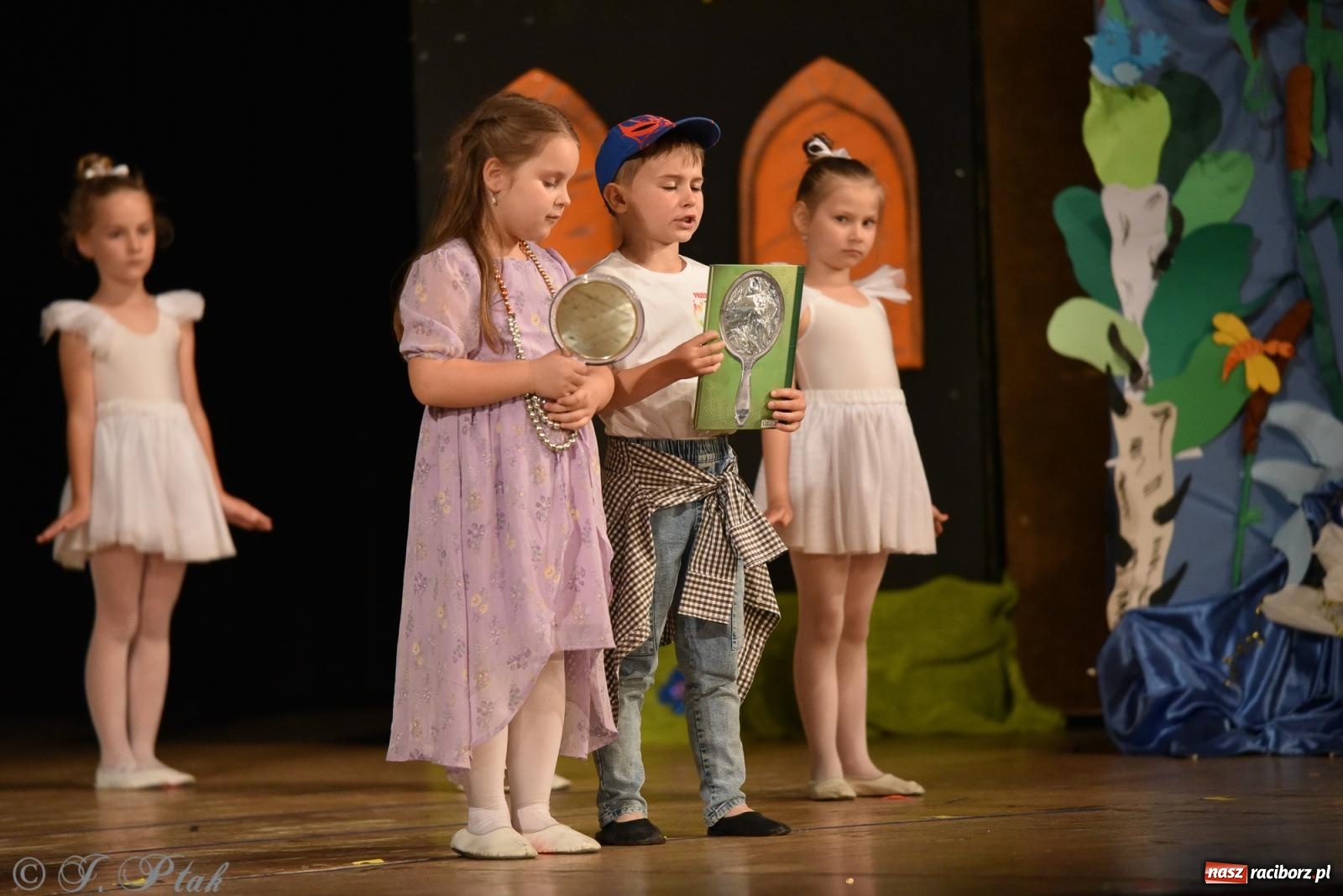 Zdjęcie w galerii na portalu naszraciborz.pl: Królewna Śnieżka na 50. urodziny Przedszkola nr 11 wiadomości z regionu