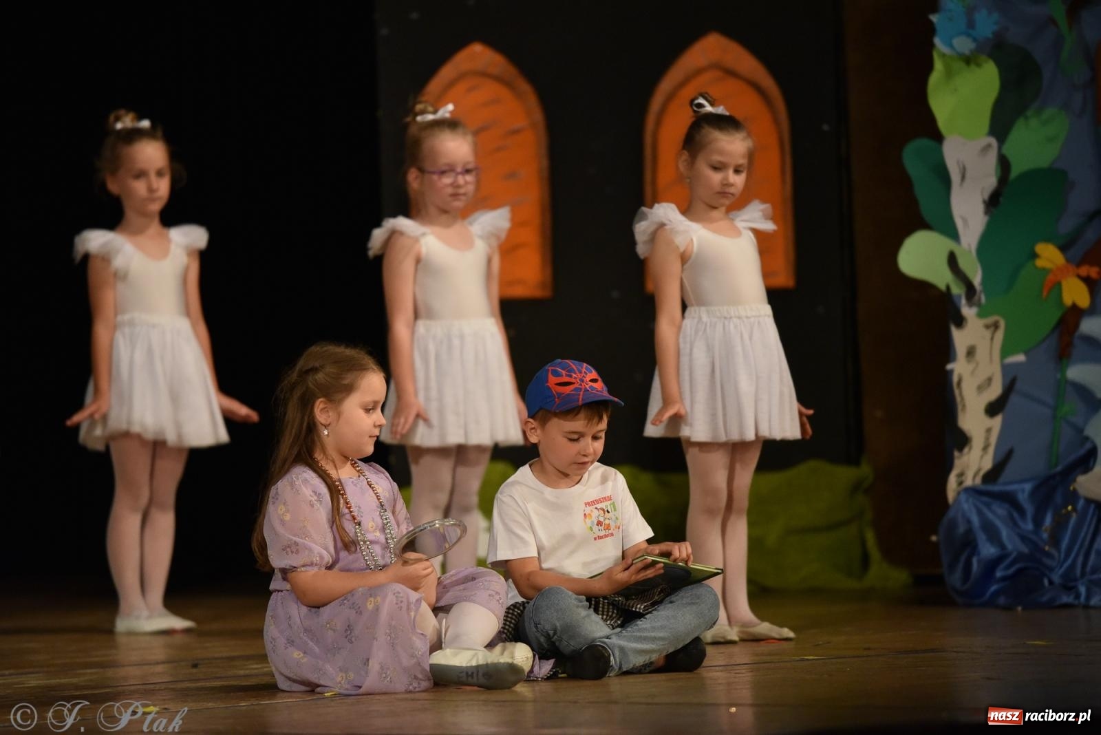 Zdjęcie w galerii na portalu naszraciborz.pl: Królewna Śnieżka na 50. urodziny Przedszkola nr 11 wiadomości z regionu