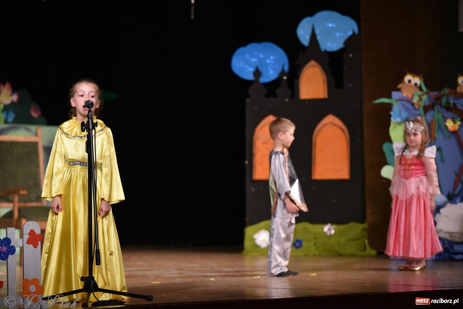 Zdjęcie w galerii na portalu naszraciborz.pl: Królewna Śnieżka na 50. urodziny Przedszkola nr 11 wiadomości z regionu