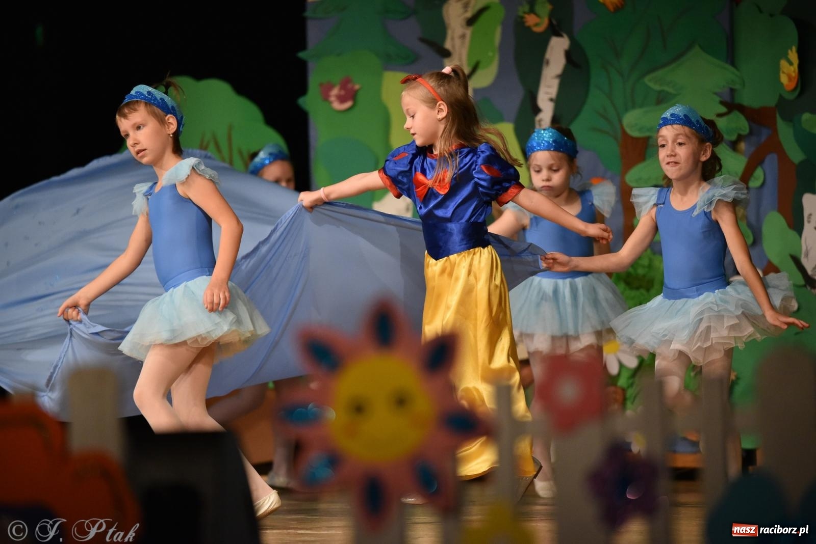 Zdjęcie w galerii na portalu naszraciborz.pl: Królewna Śnieżka na 50. urodziny Przedszkola nr 11 wiadomości z regionu