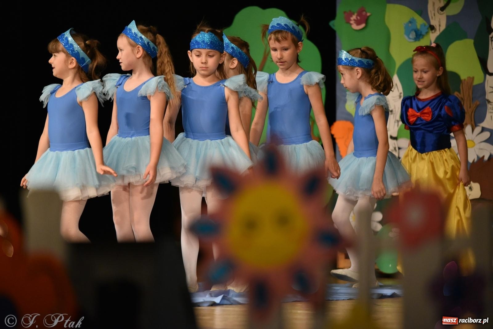 Zdjęcie w galerii na portalu naszraciborz.pl: Królewna Śnieżka na 50. urodziny Przedszkola nr 11 wiadomości z regionu