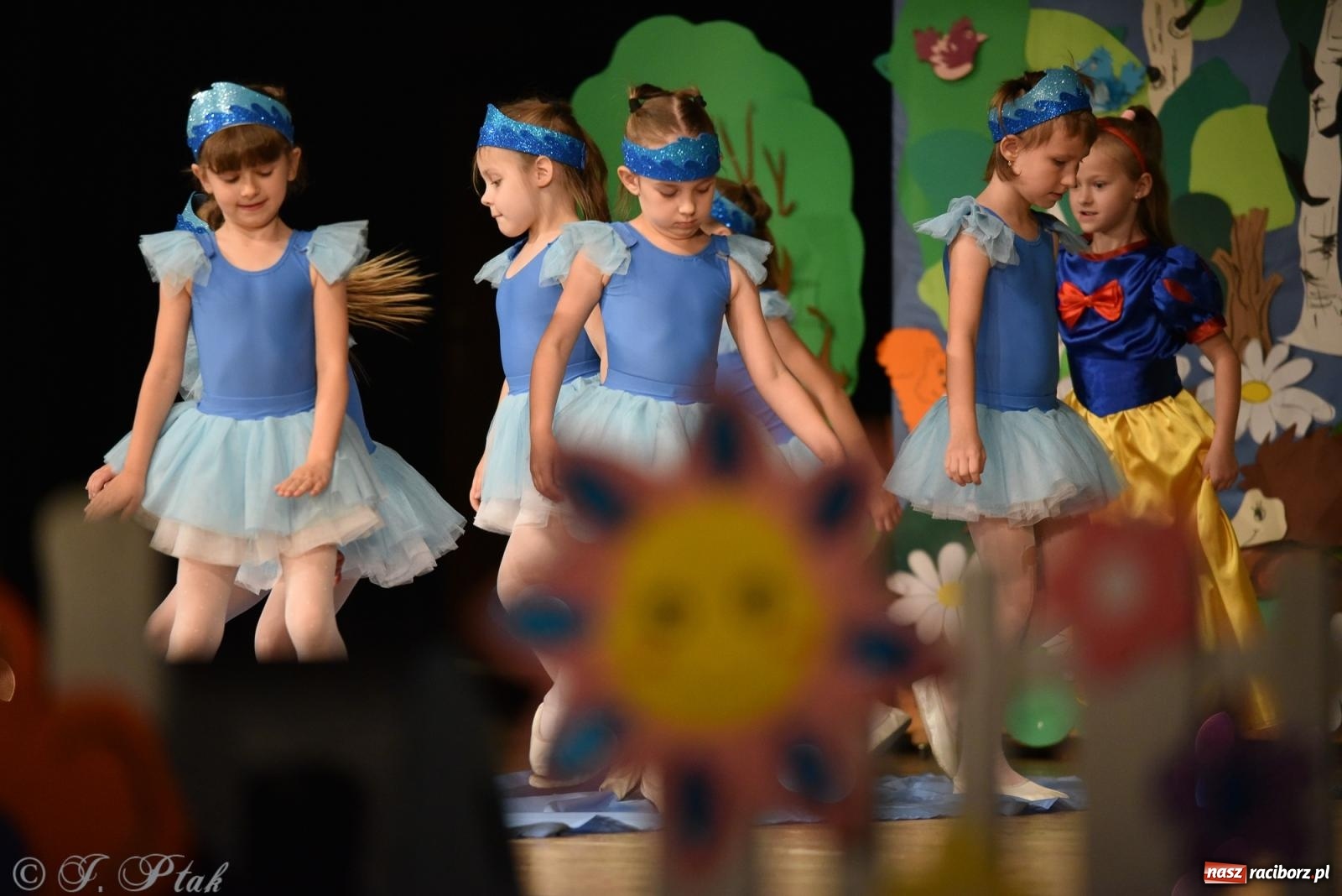 Zdjęcie w galerii na portalu naszraciborz.pl: Królewna Śnieżka na 50. urodziny Przedszkola nr 11 wiadomości z regionu