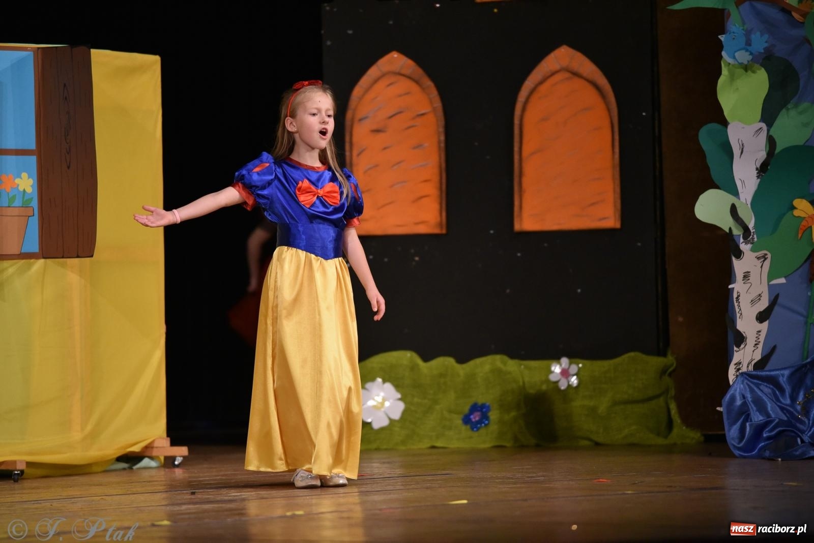 Zdjęcie w galerii na portalu naszraciborz.pl: Królewna Śnieżka na 50. urodziny Przedszkola nr 11 wiadomości z regionu