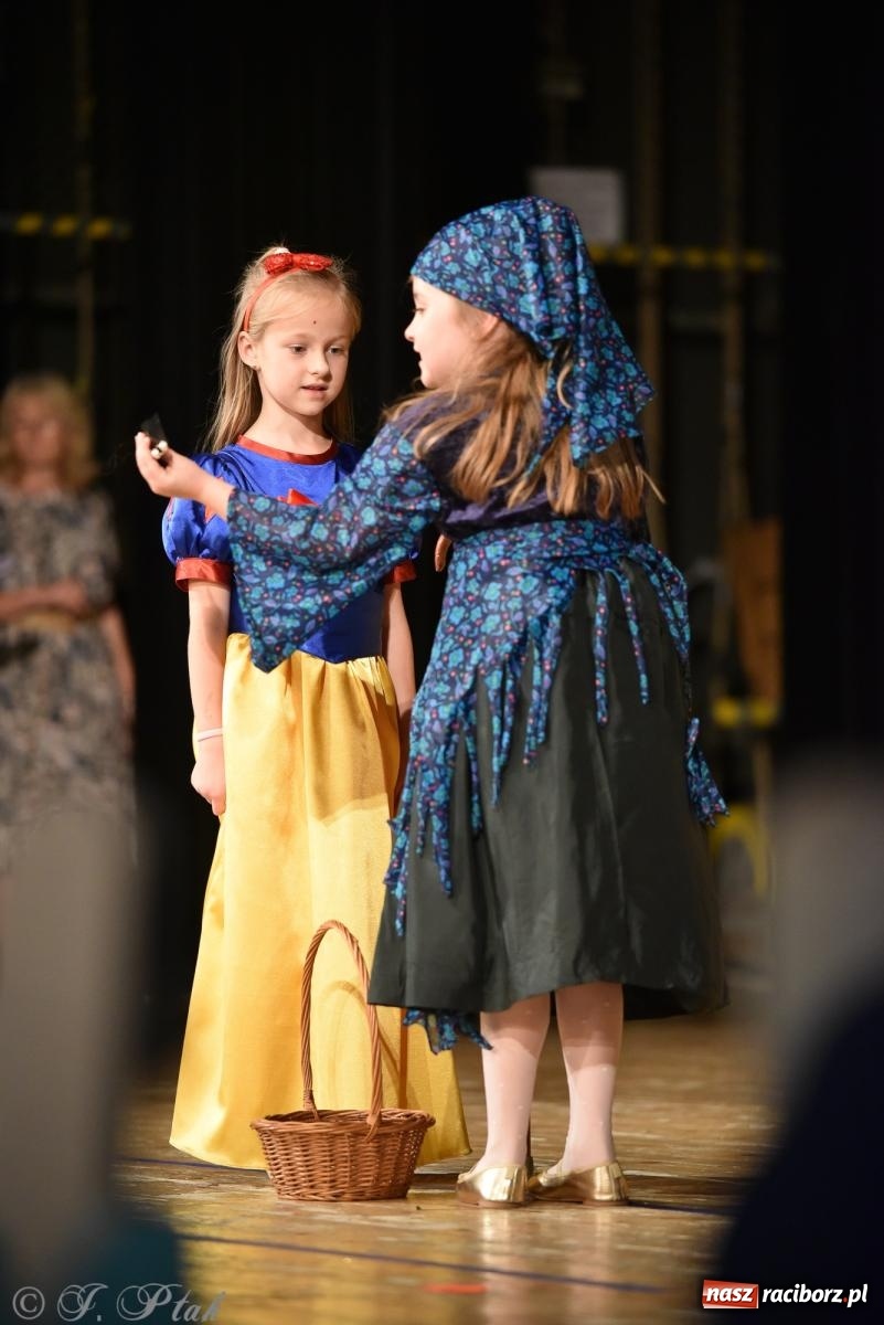 Zdjęcie w galerii na portalu naszraciborz.pl: Królewna Śnieżka na 50. urodziny Przedszkola nr 11 wiadomości z regionu