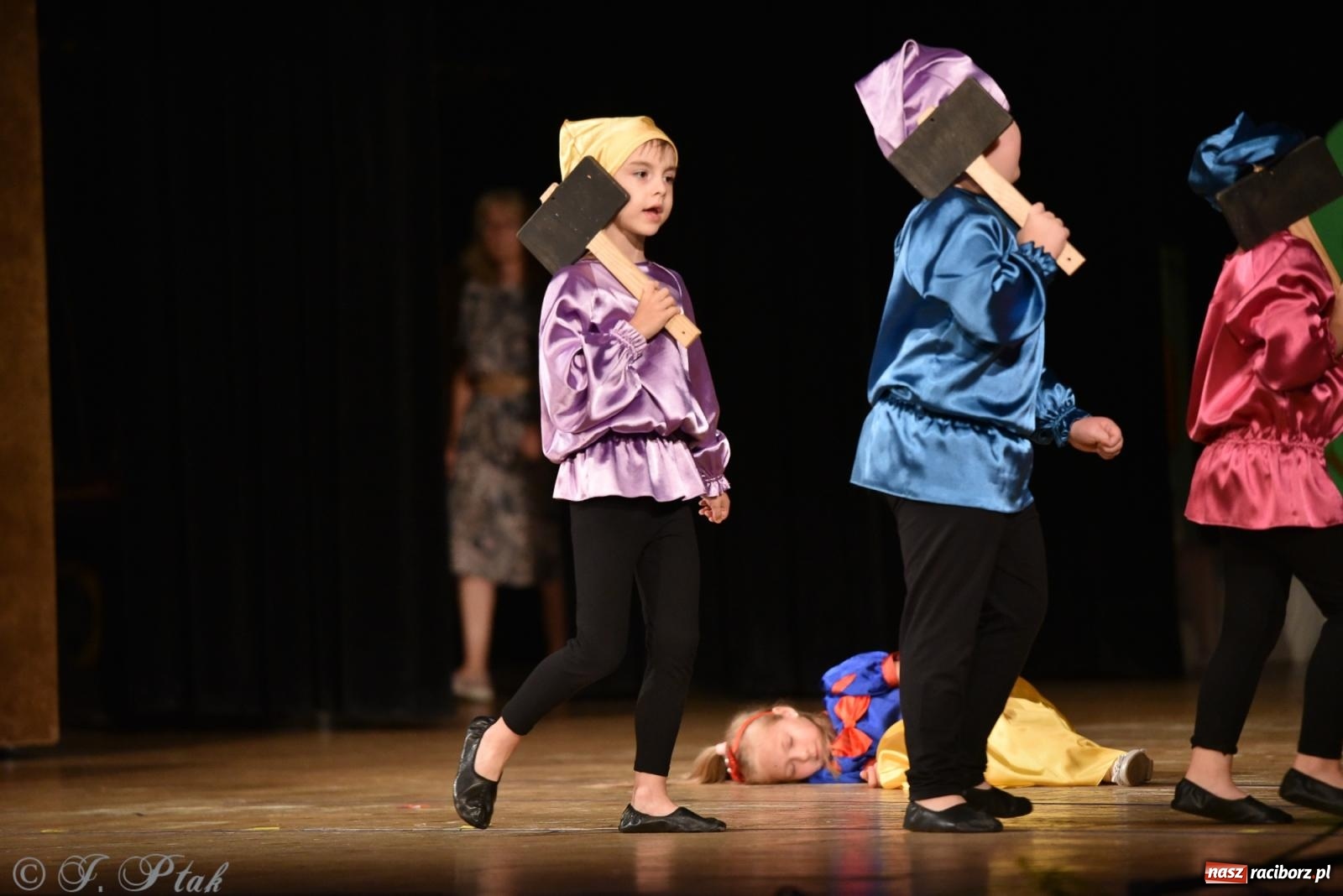 Zdjęcie w galerii na portalu naszraciborz.pl: Królewna Śnieżka na 50. urodziny Przedszkola nr 11 wiadomości z regionu