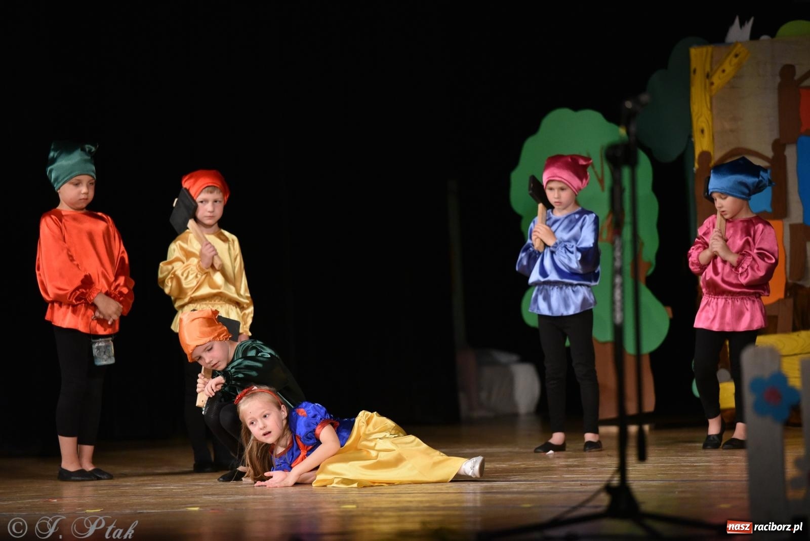 Zdjęcie w galerii na portalu naszraciborz.pl: Królewna Śnieżka na 50. urodziny Przedszkola nr 11 wiadomości z regionu