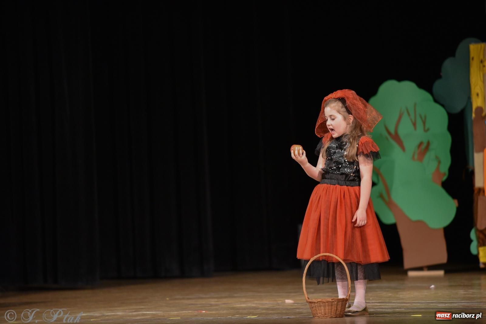 Zdjęcie w galerii na portalu naszraciborz.pl: Królewna Śnieżka na 50. urodziny Przedszkola nr 11 wiadomości z regionu