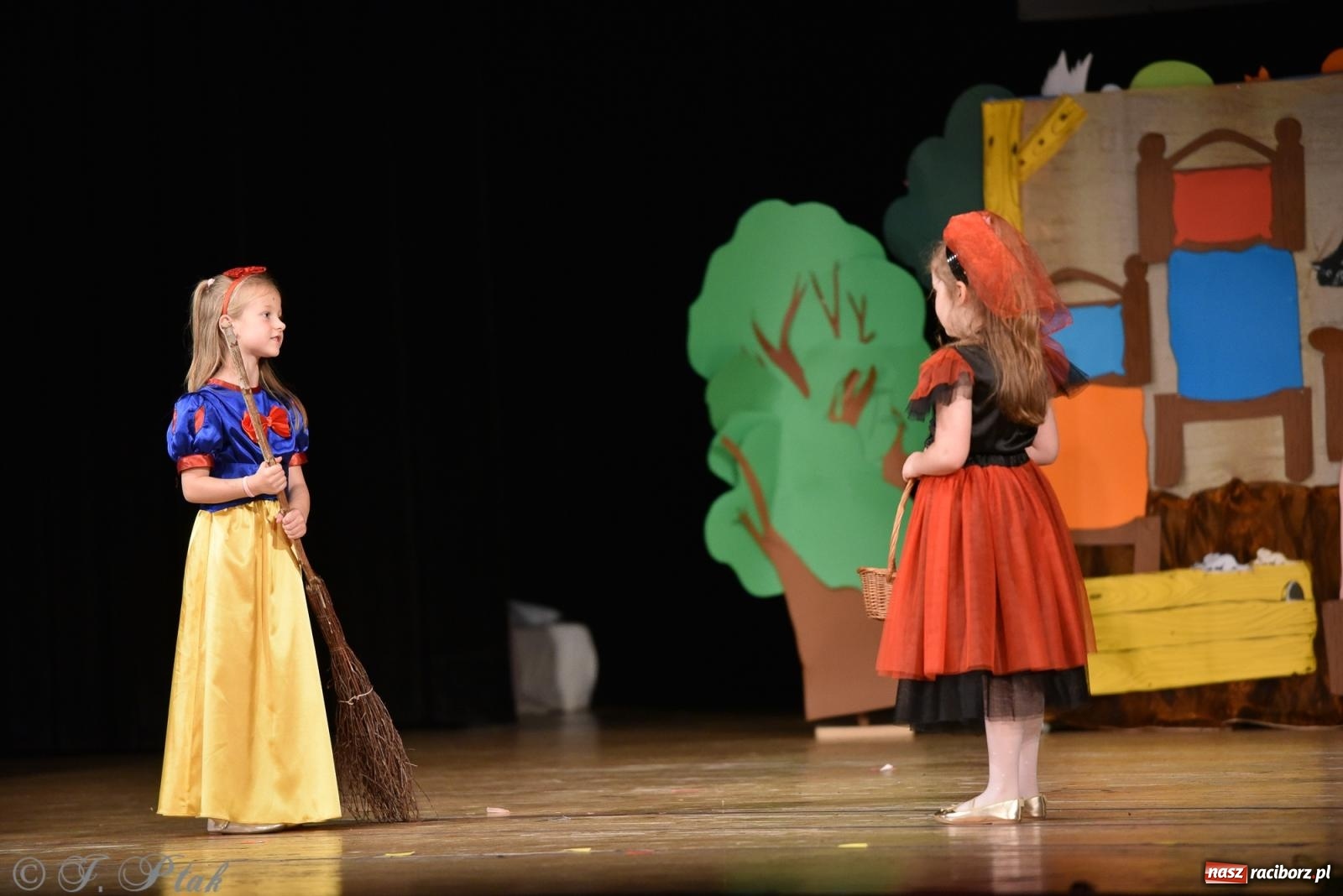 Zdjęcie w galerii na portalu naszraciborz.pl: Królewna Śnieżka na 50. urodziny Przedszkola nr 11 wiadomości z regionu