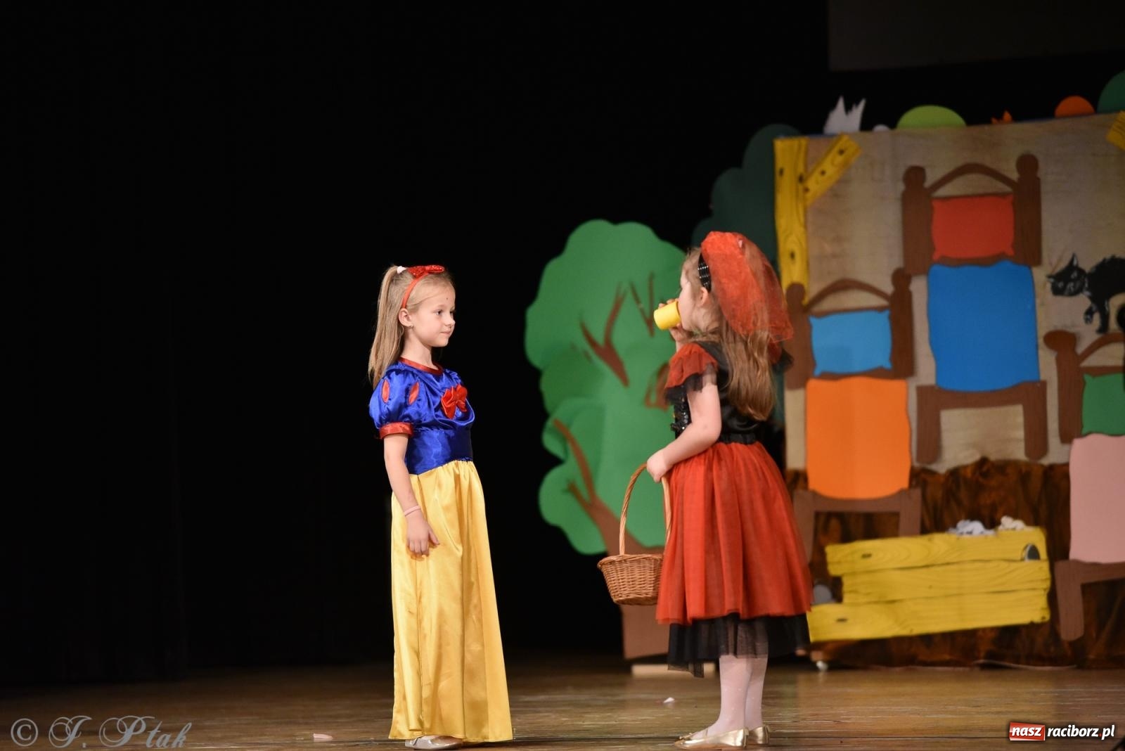 Zdjęcie w galerii na portalu naszraciborz.pl: Królewna Śnieżka na 50. urodziny Przedszkola nr 11 wiadomości z regionu