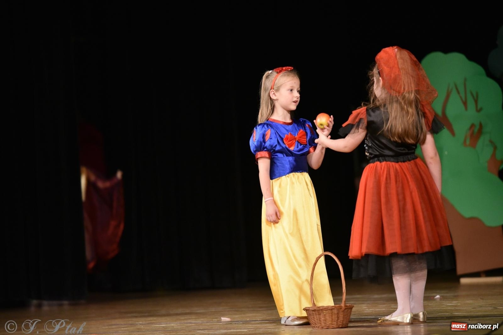 Zdjęcie w galerii na portalu naszraciborz.pl: Królewna Śnieżka na 50. urodziny Przedszkola nr 11 wiadomości z regionu