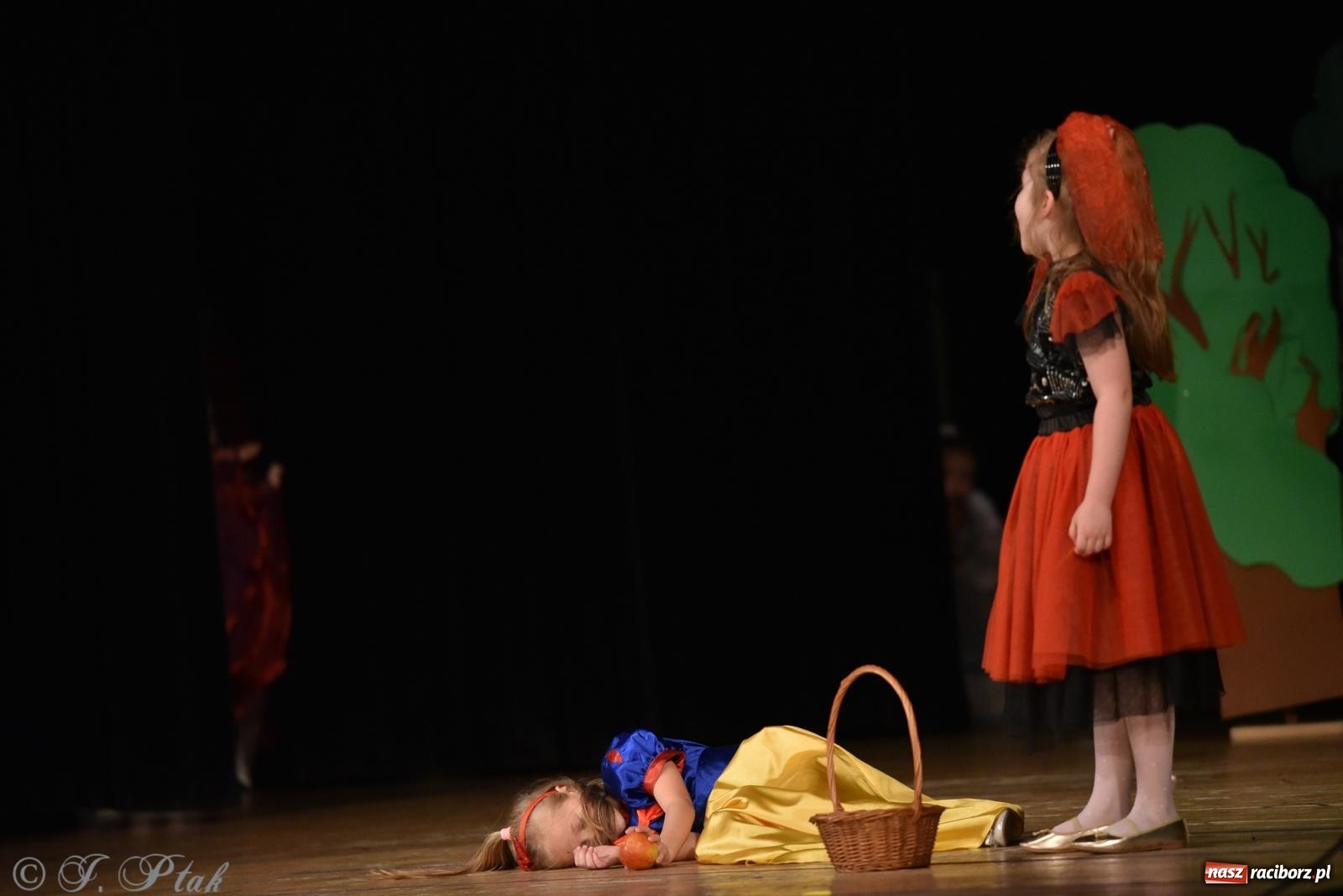 Zdjęcie w galerii na portalu naszraciborz.pl: Królewna Śnieżka na 50. urodziny Przedszkola nr 11 wiadomości z regionu