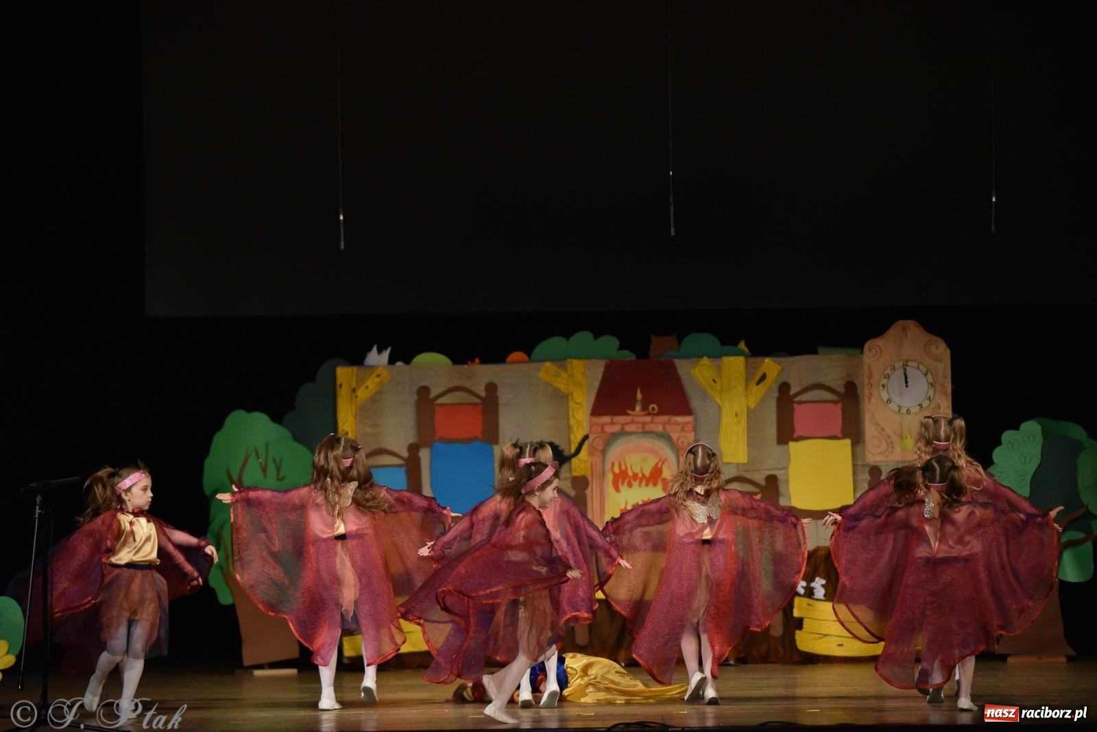 Zdjęcie w galerii na portalu naszraciborz.pl: Królewna Śnieżka na 50. urodziny Przedszkola nr 11 wiadomości z regionu