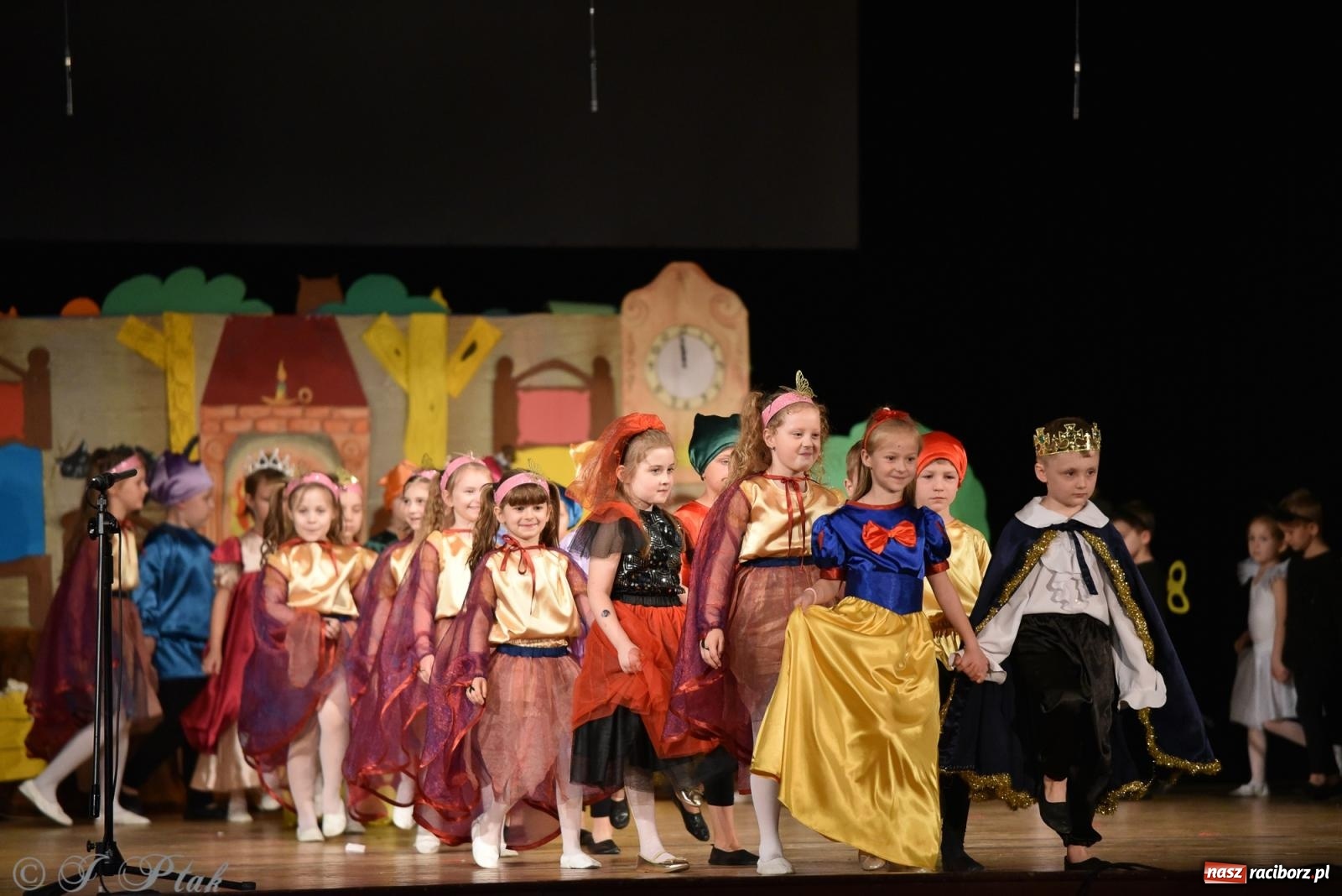 Zdjęcie w galerii na portalu naszraciborz.pl: Królewna Śnieżka na 50. urodziny Przedszkola nr 11 wiadomości z regionu