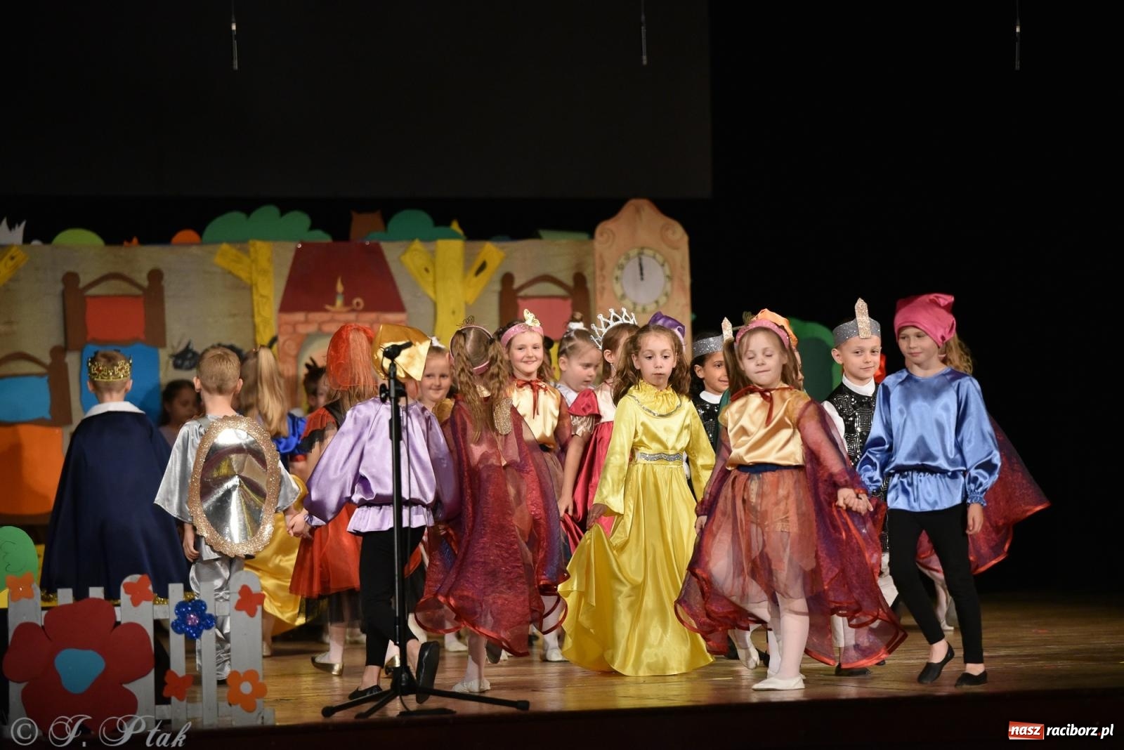 Zdjęcie w galerii na portalu naszraciborz.pl: Królewna Śnieżka na 50. urodziny Przedszkola nr 11 wiadomości z regionu