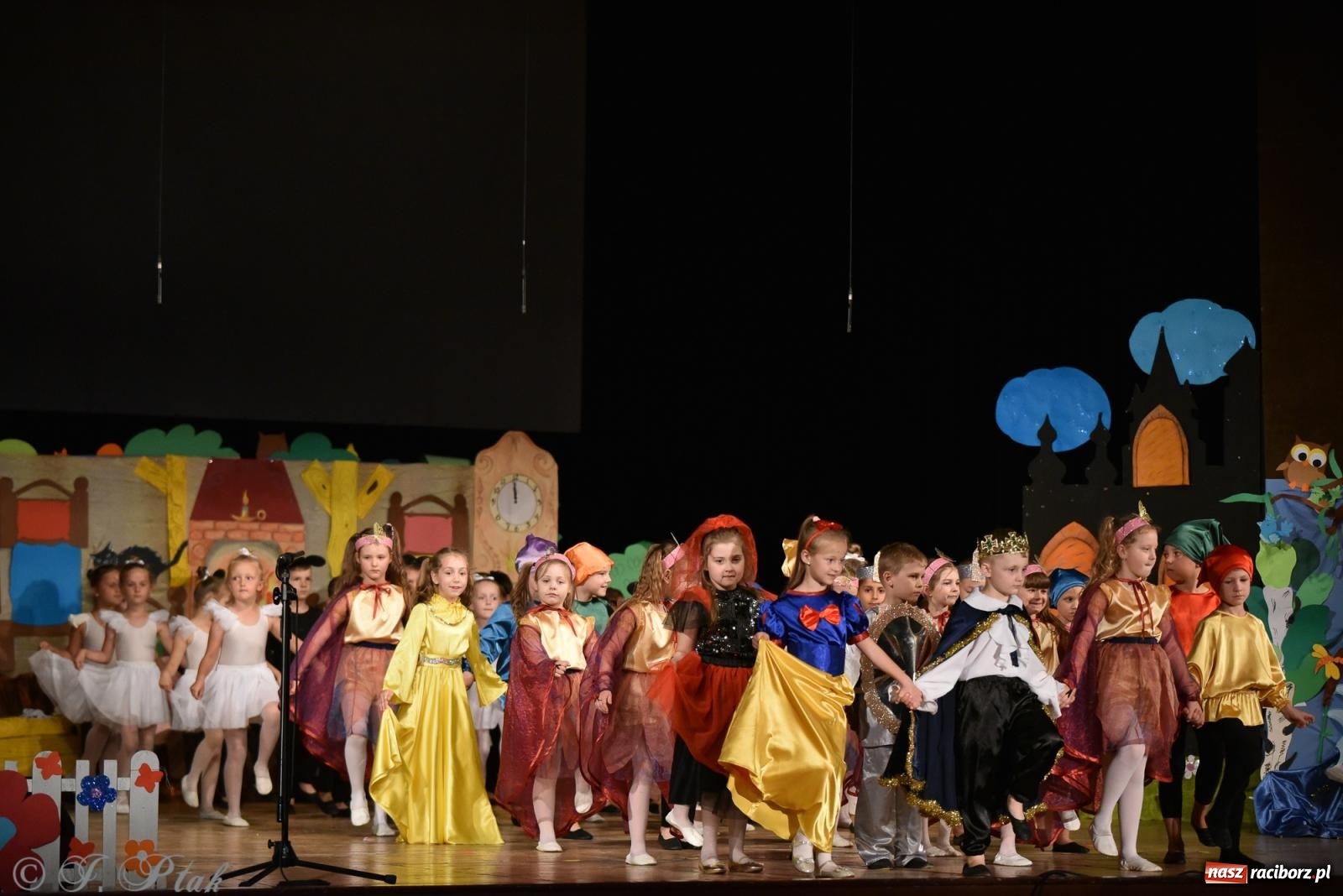 Zdjęcie w galerii na portalu naszraciborz.pl: Królewna Śnieżka na 50. urodziny Przedszkola nr 11 wiadomości z regionu