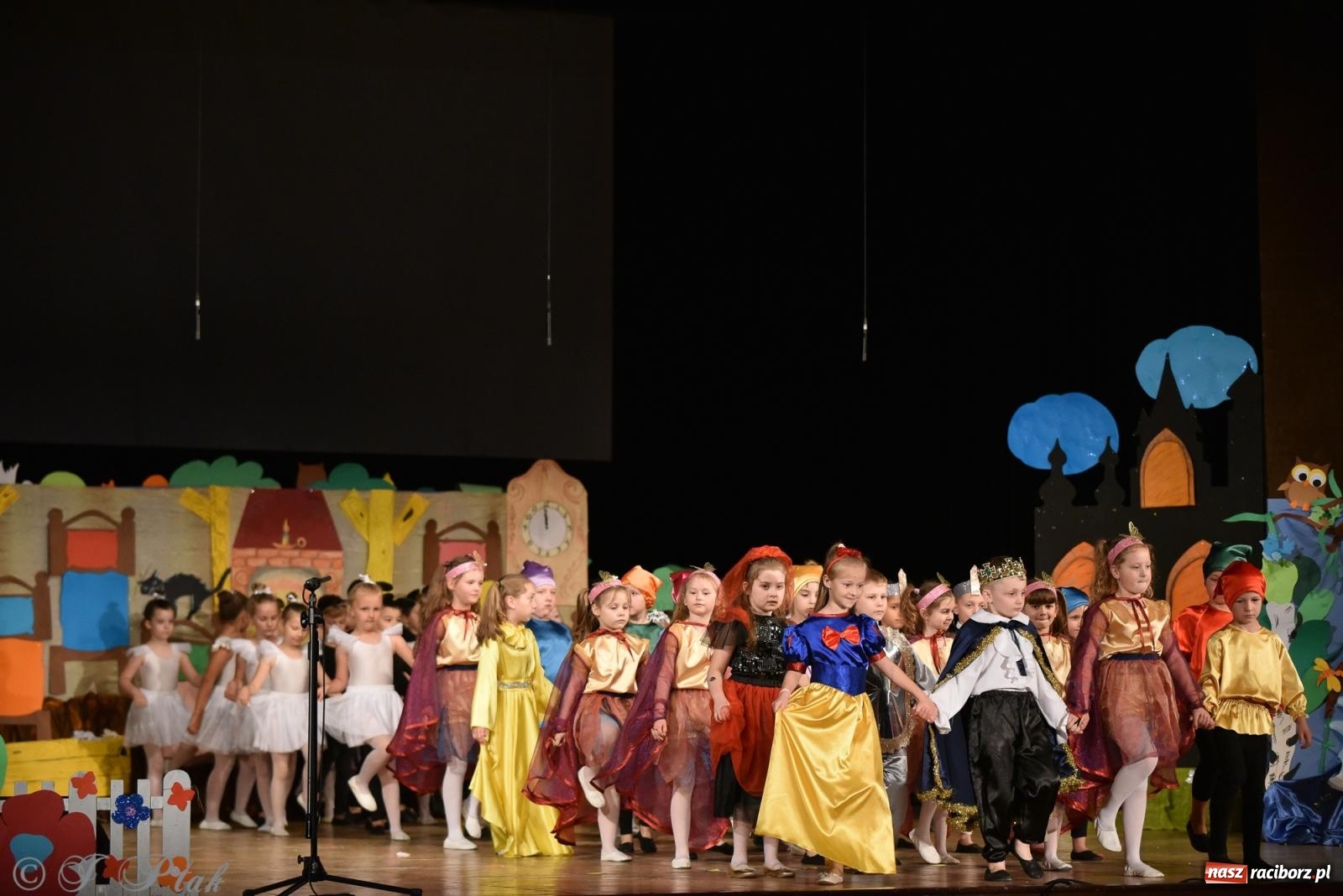 Zdjęcie w galerii na portalu naszraciborz.pl: Królewna Śnieżka na 50. urodziny Przedszkola nr 11 wiadomości z regionu