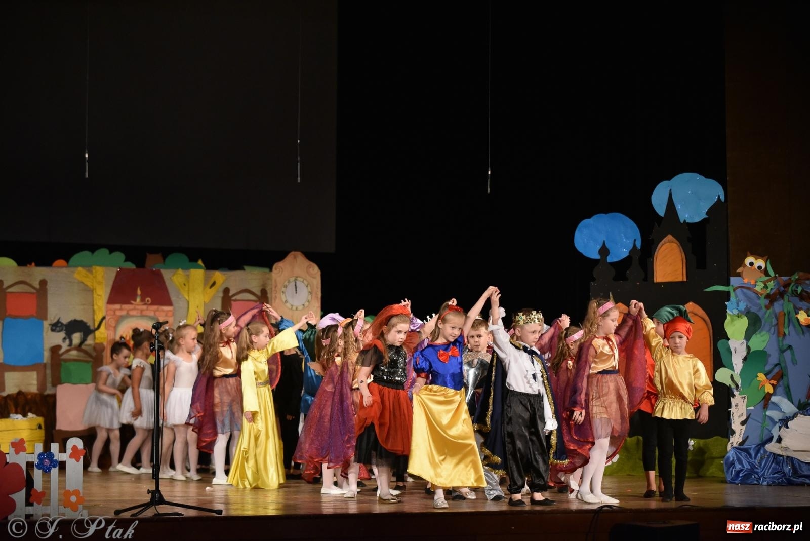 Zdjęcie w galerii na portalu naszraciborz.pl: Królewna Śnieżka na 50. urodziny Przedszkola nr 11 wiadomości z regionu