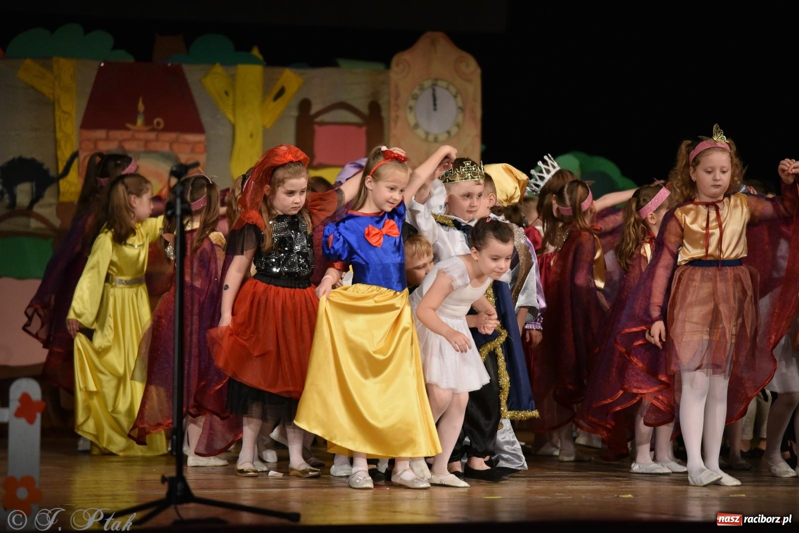 Zdjęcie w galerii na portalu naszraciborz.pl: Królewna Śnieżka na 50. urodziny Przedszkola nr 11 wiadomości z regionu