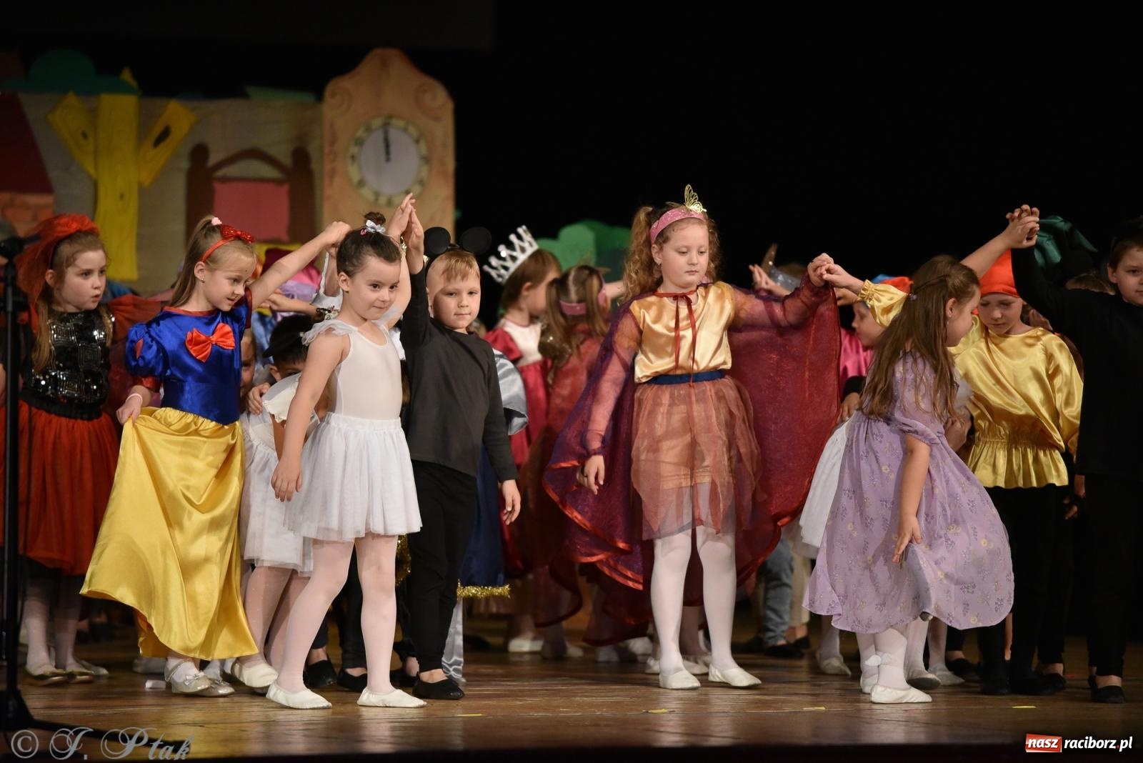 Zdjęcie w galerii na portalu naszraciborz.pl: Królewna Śnieżka na 50. urodziny Przedszkola nr 11 wiadomości z regionu