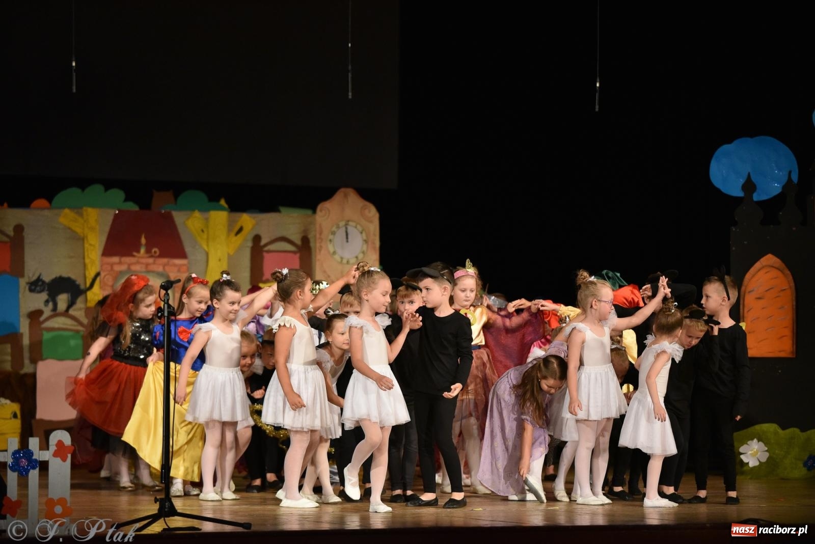 Zdjęcie w galerii na portalu naszraciborz.pl: Królewna Śnieżka na 50. urodziny Przedszkola nr 11 wiadomości z regionu