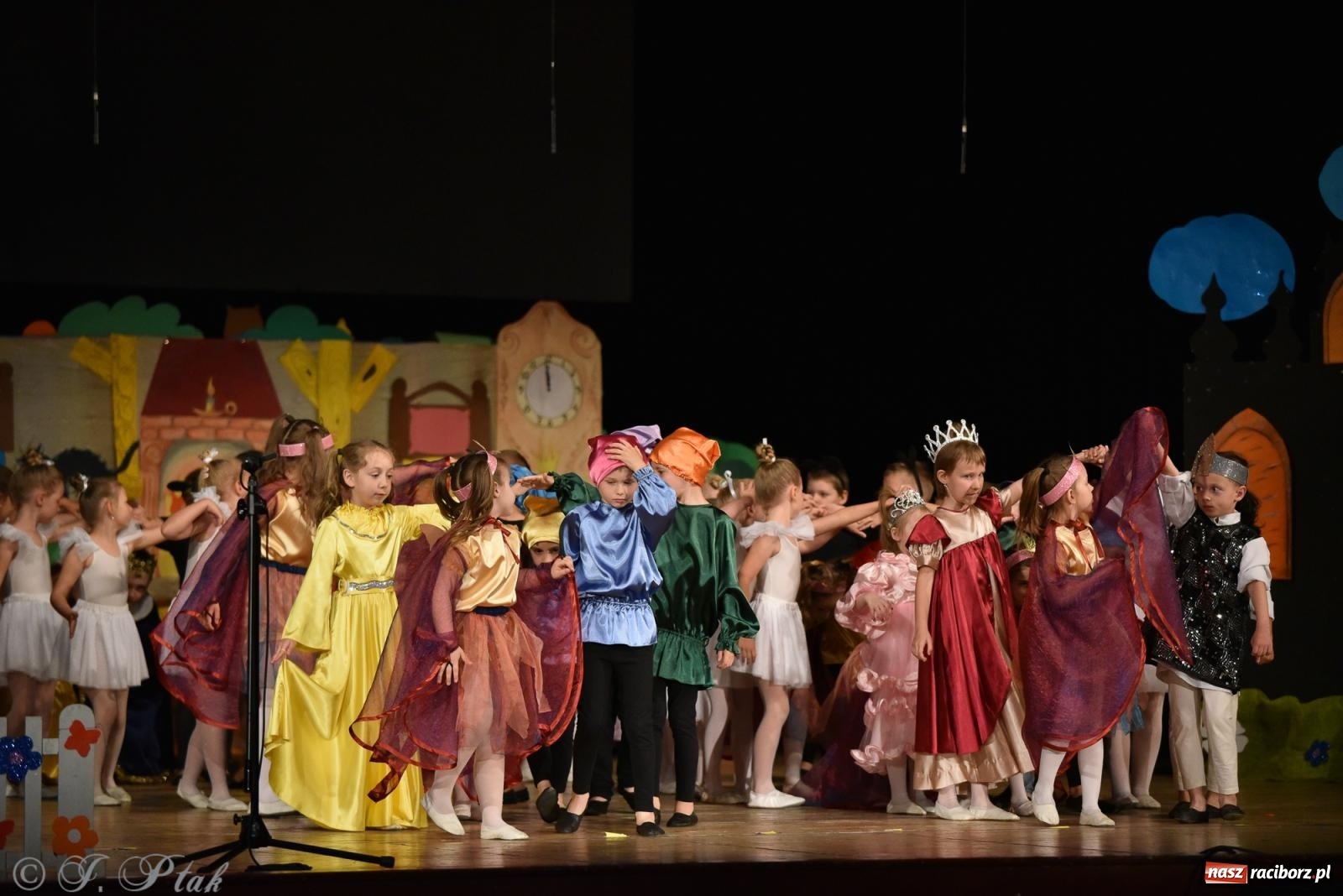 Zdjęcie w galerii na portalu naszraciborz.pl: Królewna Śnieżka na 50. urodziny Przedszkola nr 11 wiadomości z regionu