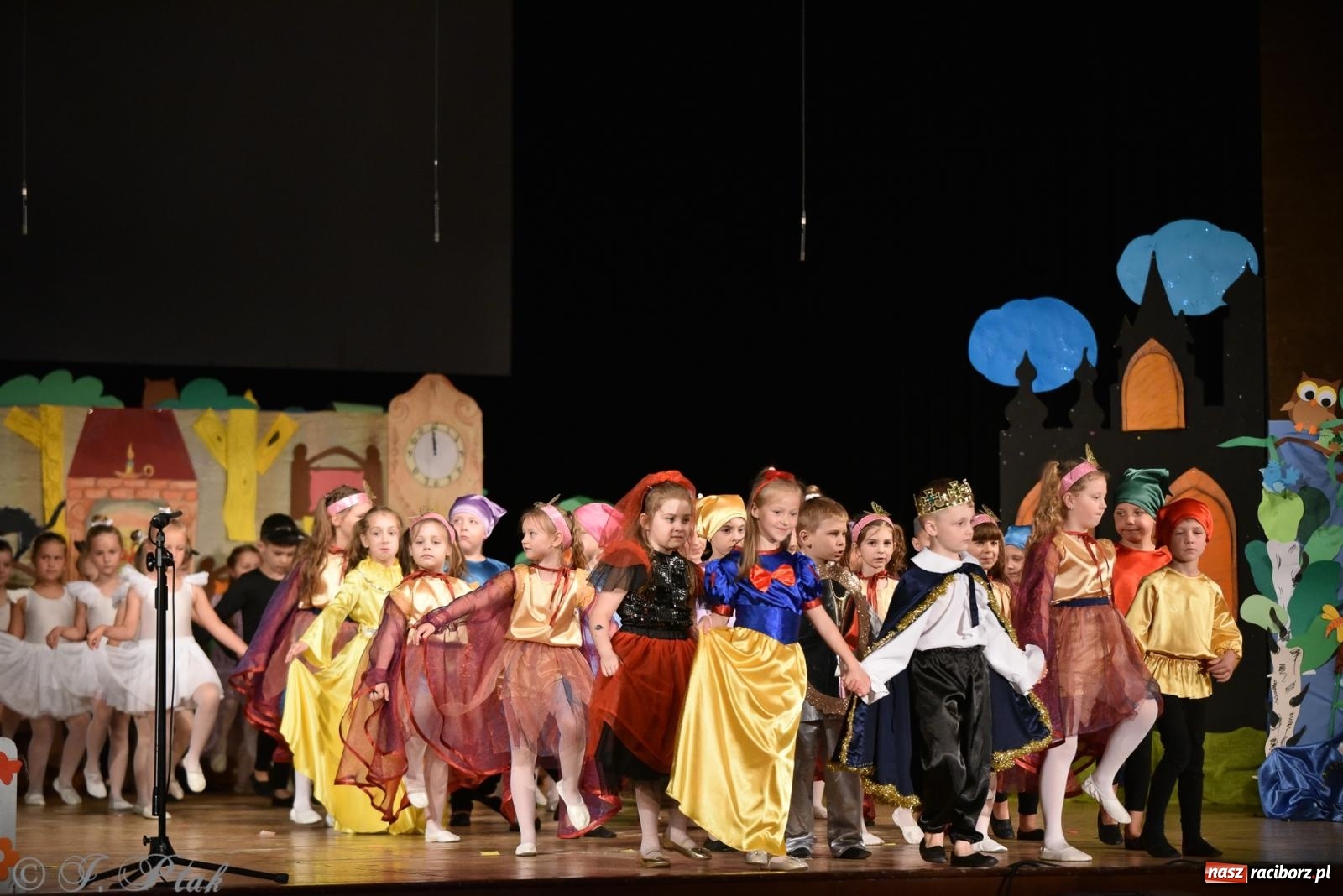 Zdjęcie w galerii na portalu naszraciborz.pl: Królewna Śnieżka na 50. urodziny Przedszkola nr 11 wiadomości z regionu