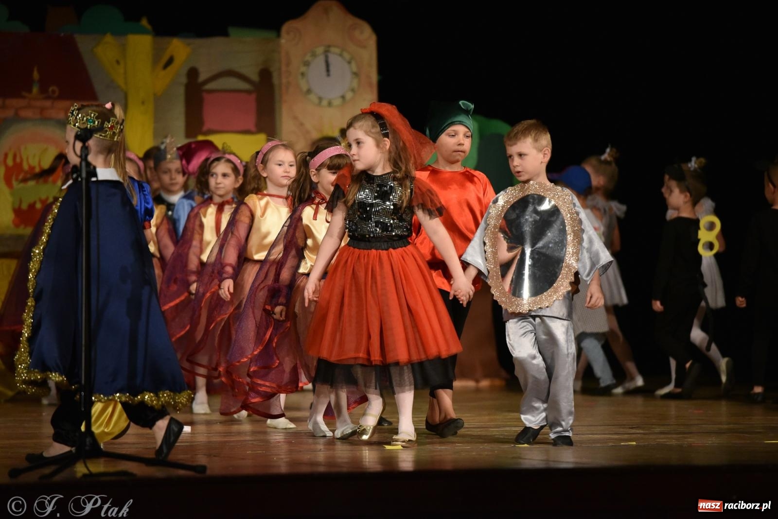 Zdjęcie w galerii na portalu naszraciborz.pl: Królewna Śnieżka na 50. urodziny Przedszkola nr 11 wiadomości z regionu