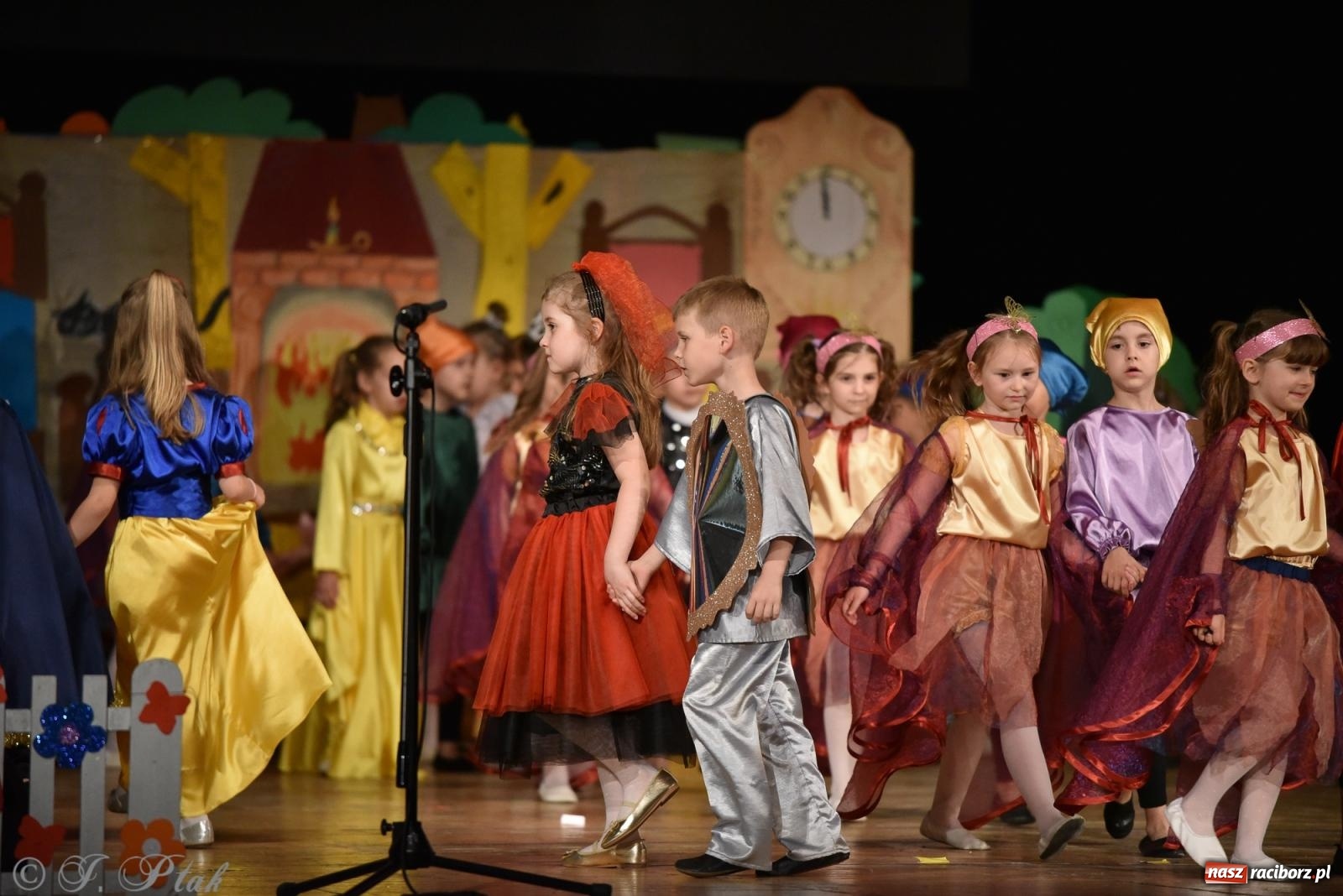 Zdjęcie w galerii na portalu naszraciborz.pl: Królewna Śnieżka na 50. urodziny Przedszkola nr 11 wiadomości z regionu