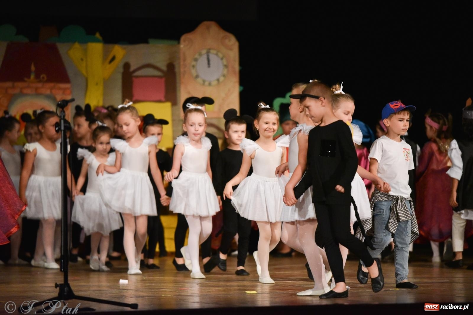 Zdjęcie w galerii na portalu naszraciborz.pl: Królewna Śnieżka na 50. urodziny Przedszkola nr 11 wiadomości z regionu