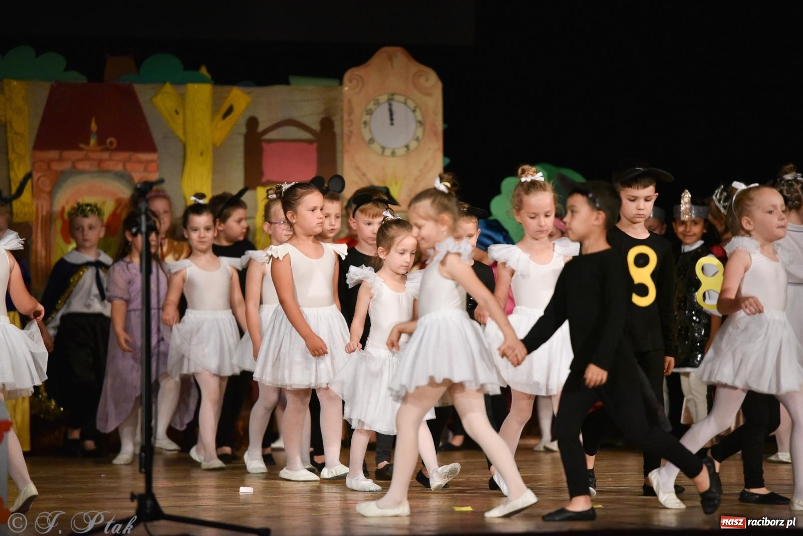 Zdjęcie w galerii na portalu naszraciborz.pl: Królewna Śnieżka na 50. urodziny Przedszkola nr 11 wiadomości z regionu