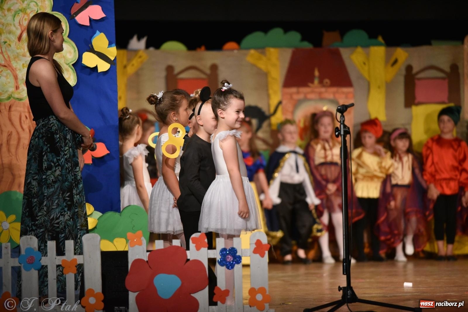 Zdjęcie w galerii na portalu naszraciborz.pl: Królewna Śnieżka na 50. urodziny Przedszkola nr 11 wiadomości z regionu