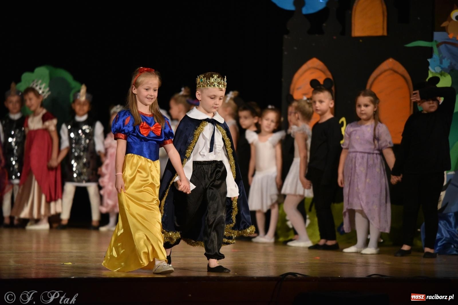 Zdjęcie w galerii na portalu naszraciborz.pl: Królewna Śnieżka na 50. urodziny Przedszkola nr 11 wiadomości z regionu