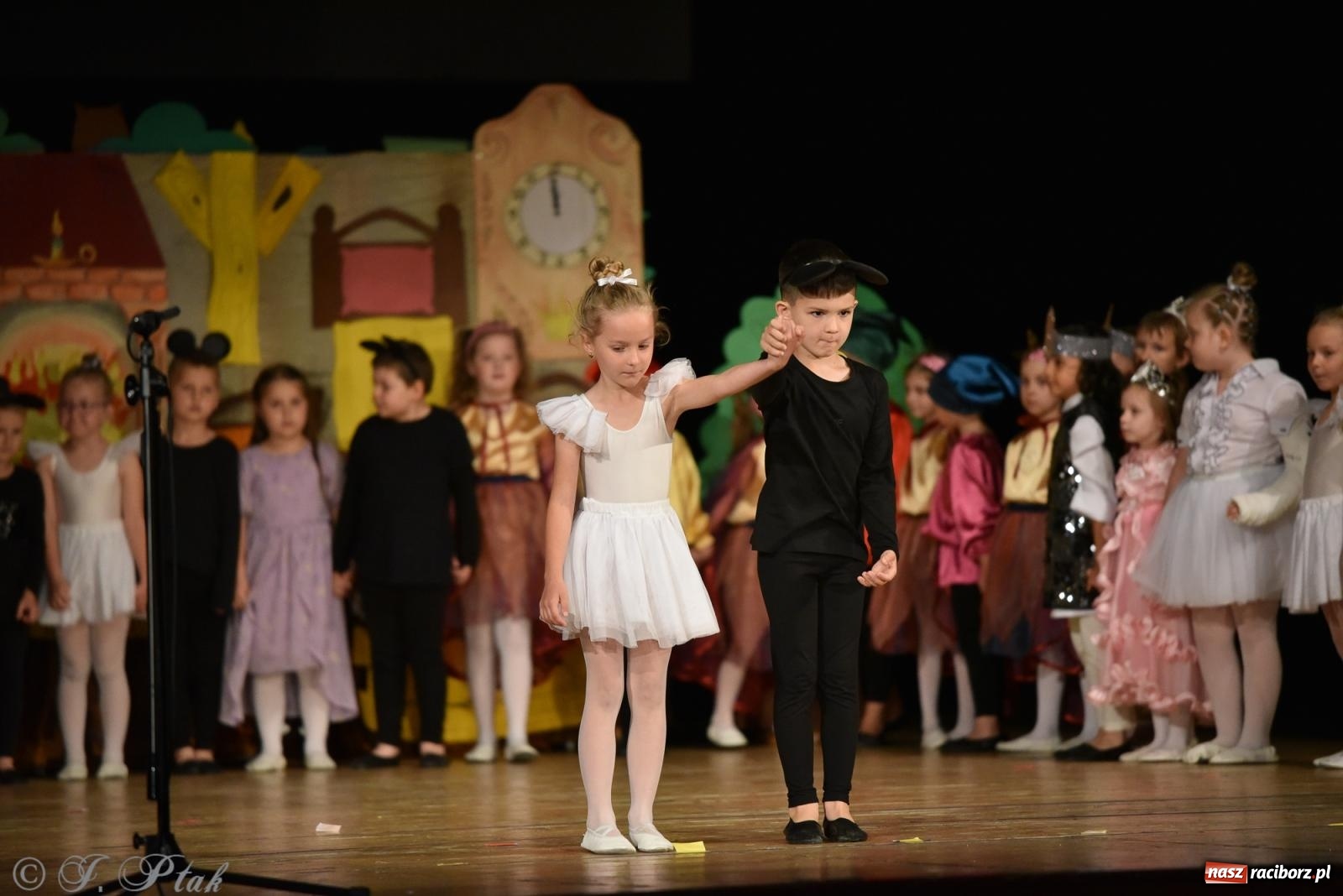 Zdjęcie w galerii na portalu naszraciborz.pl: Królewna Śnieżka na 50. urodziny Przedszkola nr 11 wiadomości z regionu