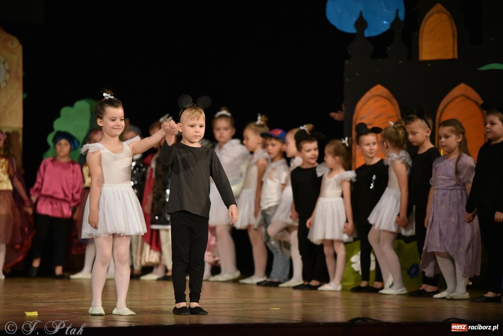 Zdjęcie w galerii na portalu naszraciborz.pl: Królewna Śnieżka na 50. urodziny Przedszkola nr 11 wiadomości z regionu