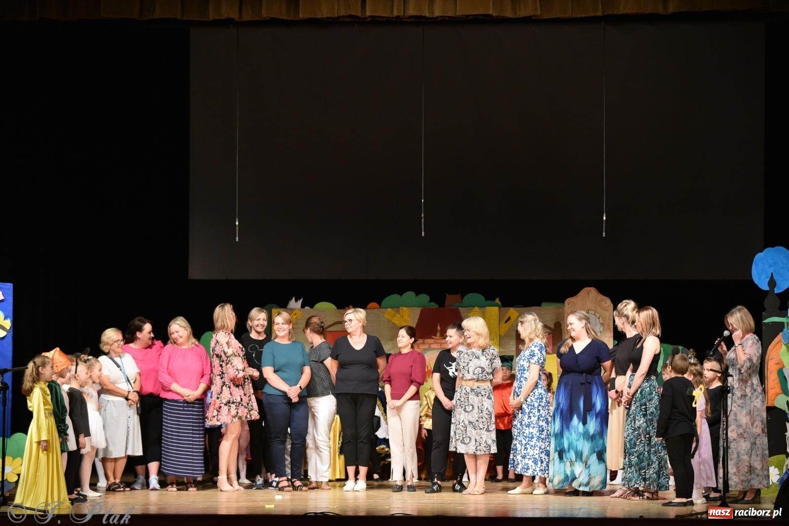 Zdjęcie w galerii na portalu naszraciborz.pl: Królewna Śnieżka na 50. urodziny Przedszkola nr 11 wiadomości z regionu