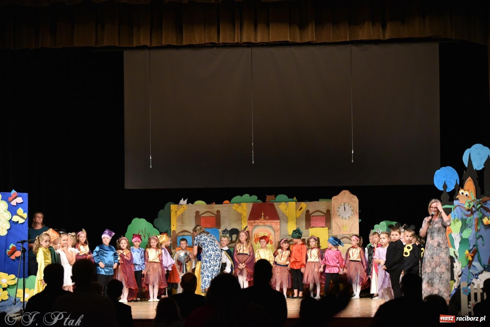 Zdjęcie w galerii na portalu naszraciborz.pl: Królewna Śnieżka na 50. urodziny Przedszkola nr 11 wiadomości z regionu