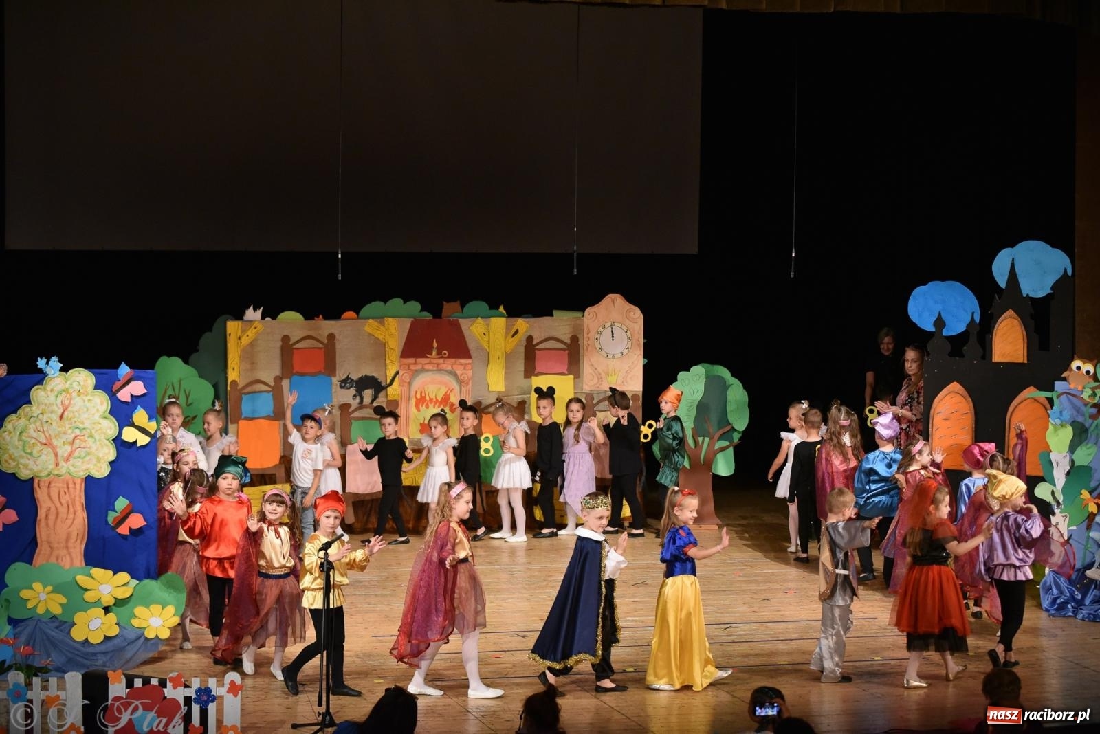 Zdjęcie w galerii na portalu naszraciborz.pl: Królewna Śnieżka na 50. urodziny Przedszkola nr 11 wiadomości z regionu