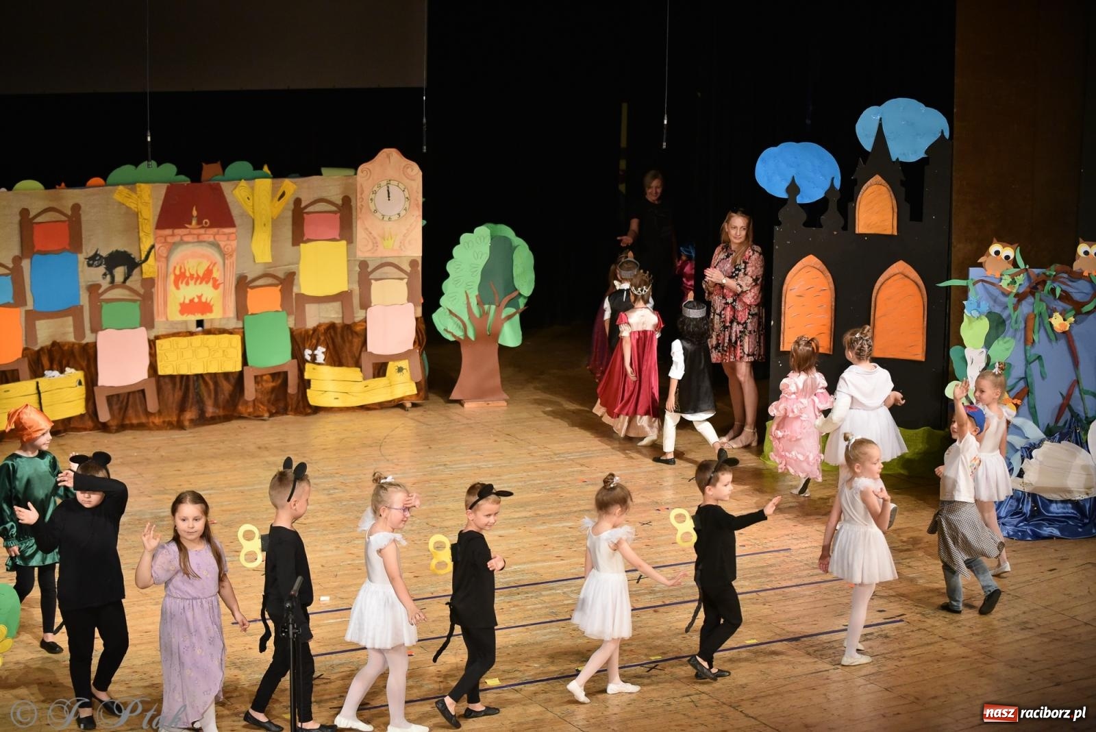 Zdjęcie w galerii na portalu naszraciborz.pl: Królewna Śnieżka na 50. urodziny Przedszkola nr 11 wiadomości z regionu