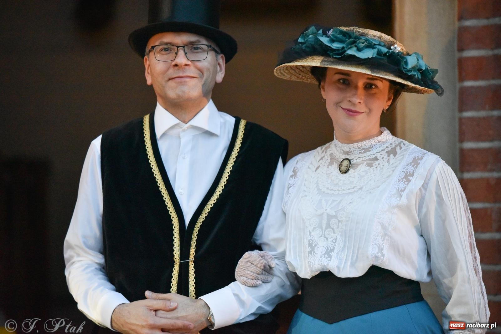 Zdjęcie w galerii na portalu naszraciborz.pl: Zamkowa noc i przejazdy bryczką [FOTO i WIDEO] wiadomości z regionu