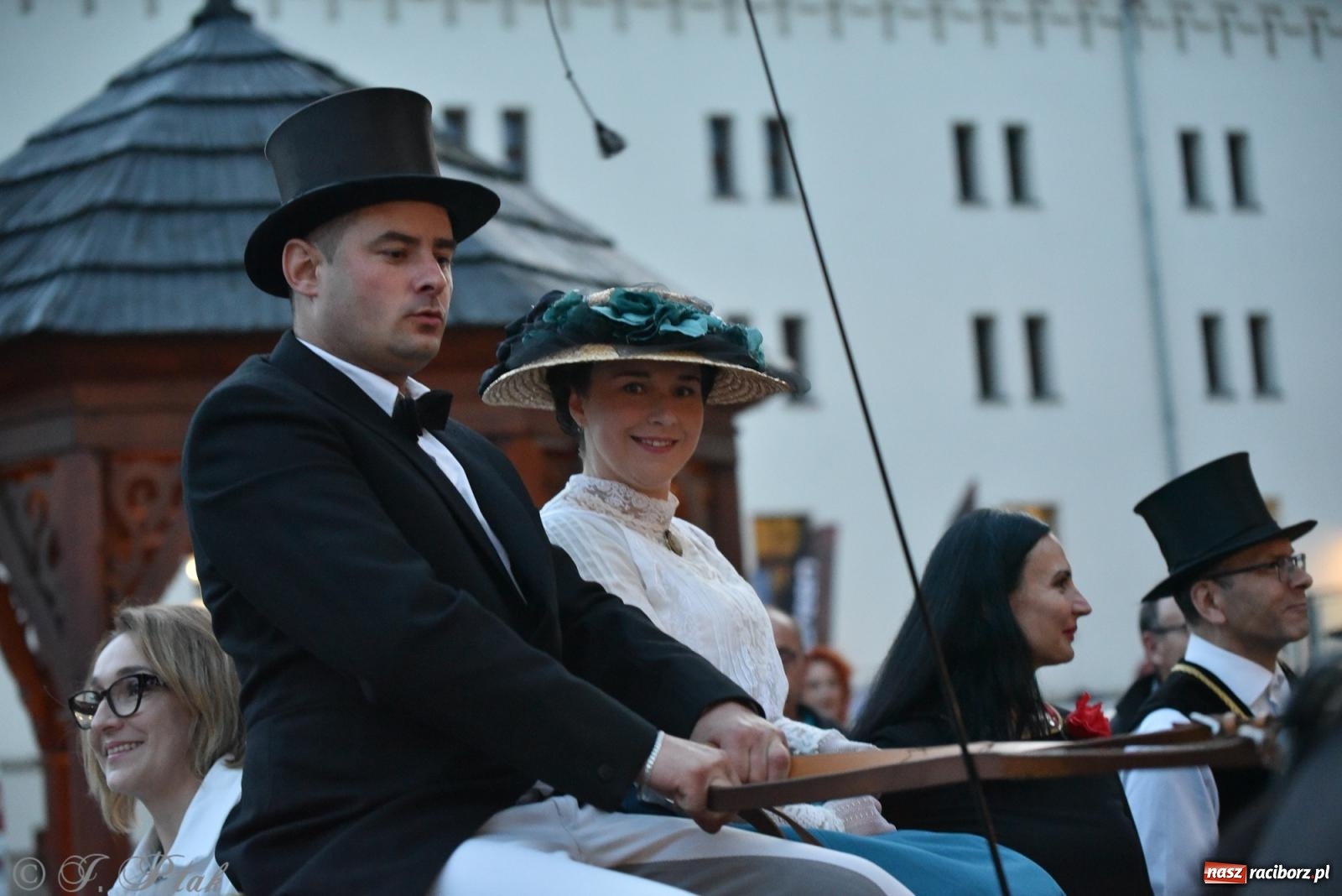 Zdjęcie w galerii na portalu naszraciborz.pl: Zamkowa noc i przejazdy bryczką [FOTO i WIDEO] wiadomości z regionu